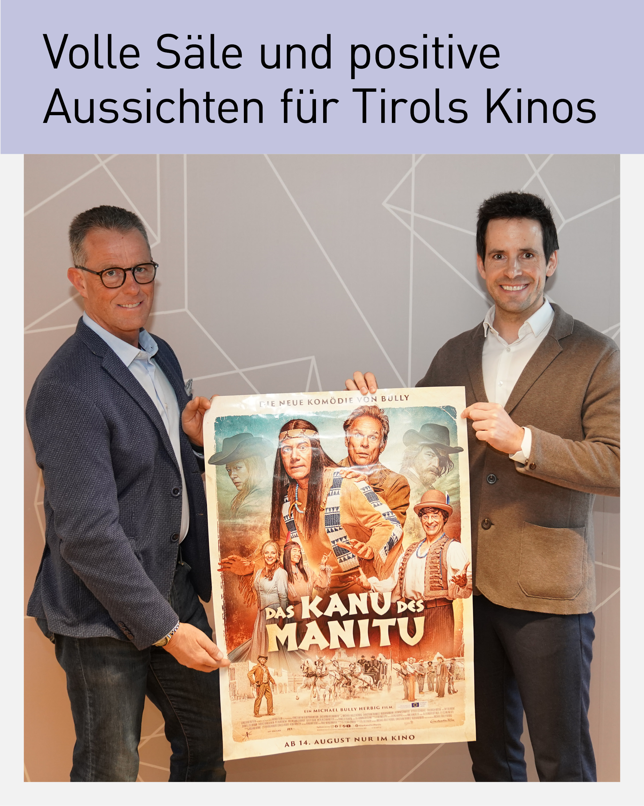 Zwei Vertreter der Tiroler Kinobranche pr&auml;sentieren bei einer Pressekonferenz ein Filmplakat von &bdquo;Das Kanu des Manitu&ldquo; und stehen f&uuml;r volle S&auml;le sowie positive Aussichten f&uuml;r Tirols Kinos im Kinojahr 2026