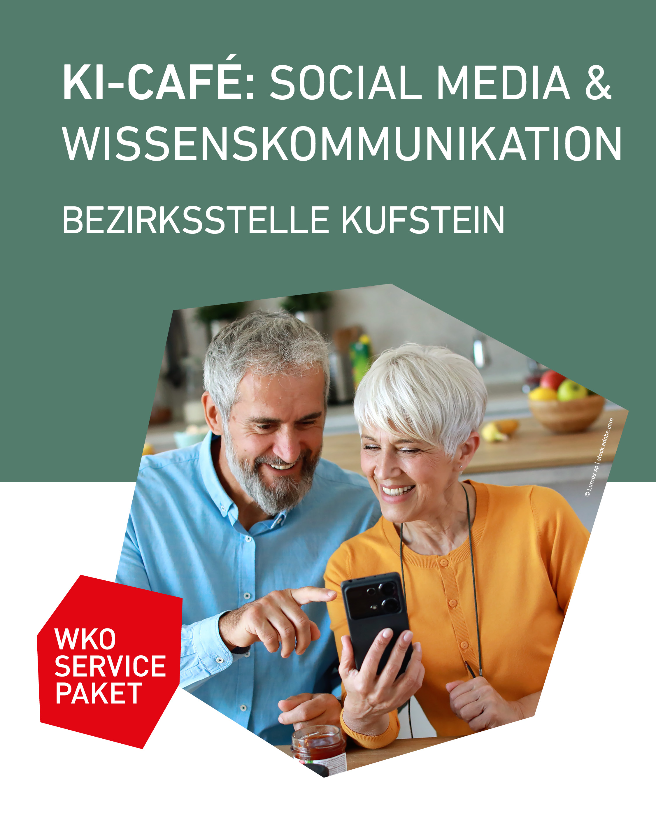 Unternehmerpaar nutzt Smartphone bei der Veranstaltung &bdquo;KI-Caf&eacute;: Social Media & Wissenskommunikation&ldquo; der Bezirksstelle Kufstein. Sujet zum WKO Servicepaket mit Fokus auf K&uuml;nstliche Intelligenz, Digitalisierung und praxisnahe Impulse f&uuml;r Betriebe.
