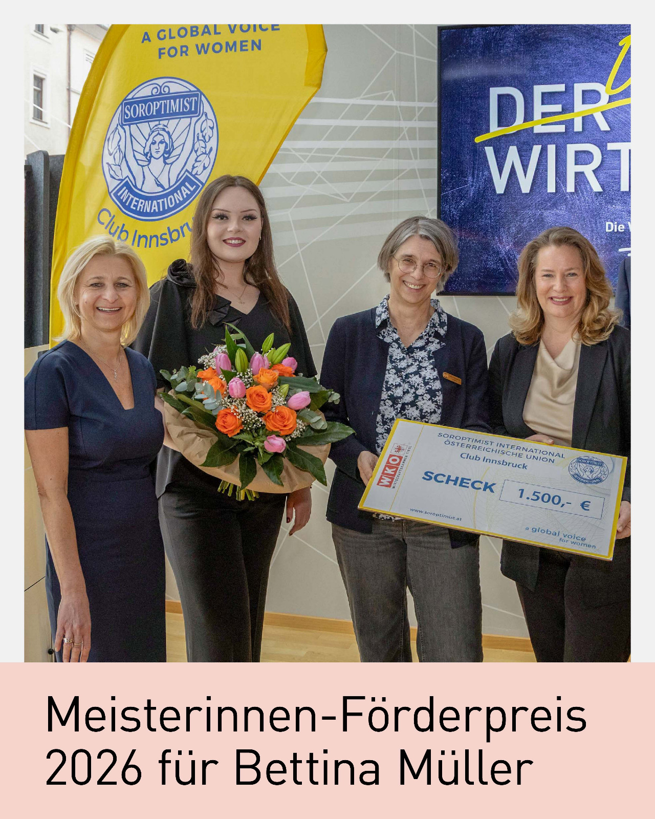 Bettina M&uuml;ller erh&auml;lt den Meisterinnen-F&ouml;rderpreis 2026 in Innsbruck und steht gemeinsam mit Vertreterinnen des Soroptimist International Club Innsbruck und der Wirtschaftskammer Tirol auf der B&uuml;hne. Die Preistr&auml;gerin h&auml;lt einen Blumenstrau&szlig; und einen symbolischen Scheck &uuml;ber 1.500 Euro