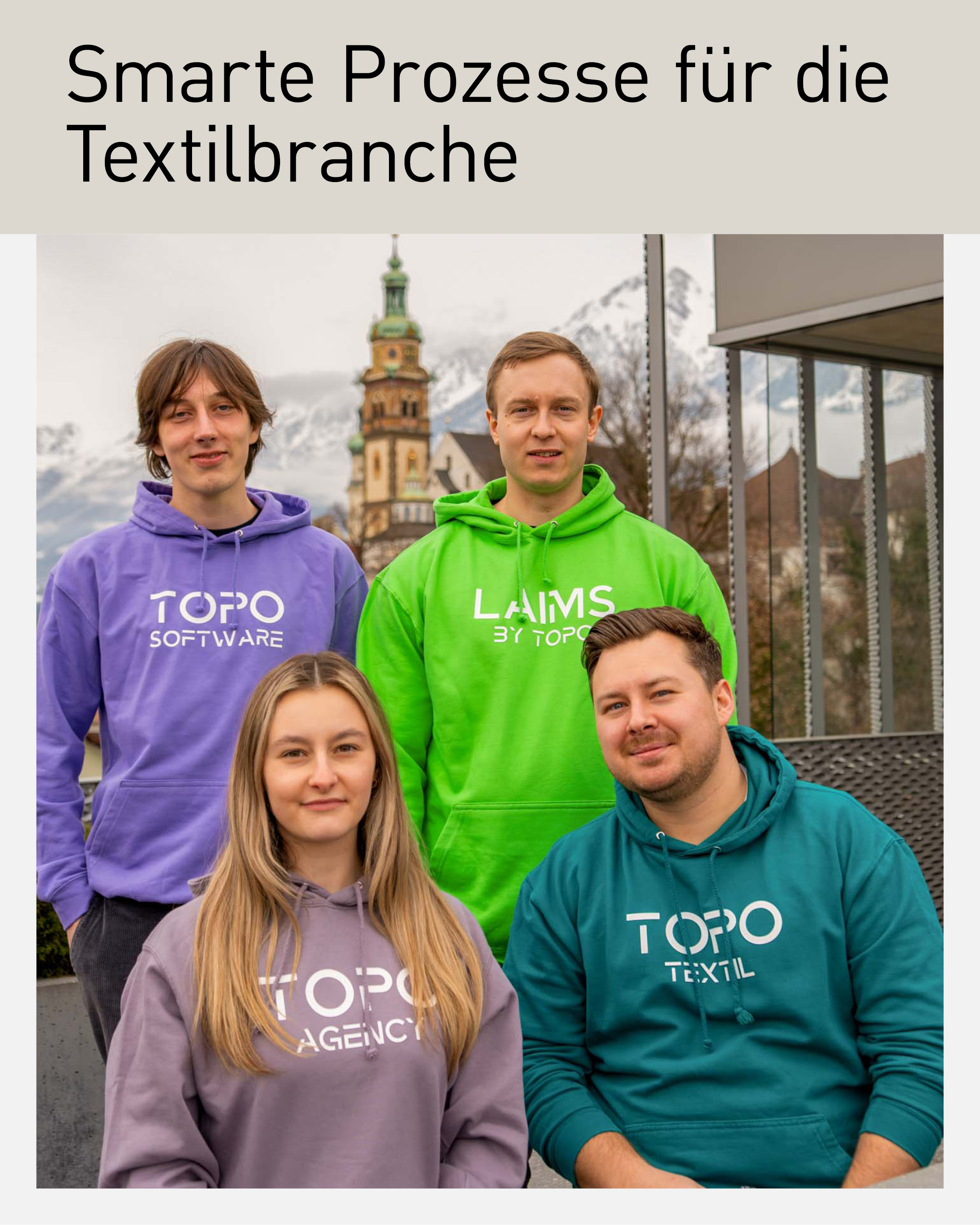 Team der Tiroler Topo GmbH vor Innsbrucker Bergkulisse mit Schriftzug &bdquo;Smarte Prozesse f&uuml;r die Textilbranche&ldquo;. Das Unternehmen entwickelt Softwarel&ouml;sungen f&uuml;r Textilveredelung, digitale Produktionsplanung und ERP-Systeme f&uuml;r die Textilbranche. Zu sehen sind Mitglieder des Topo-Teams, darunter Unternehmer Mateo Leitner, der sich auch als Funktion&auml;r in der Wirtschaftskammer Tirol engagiert.