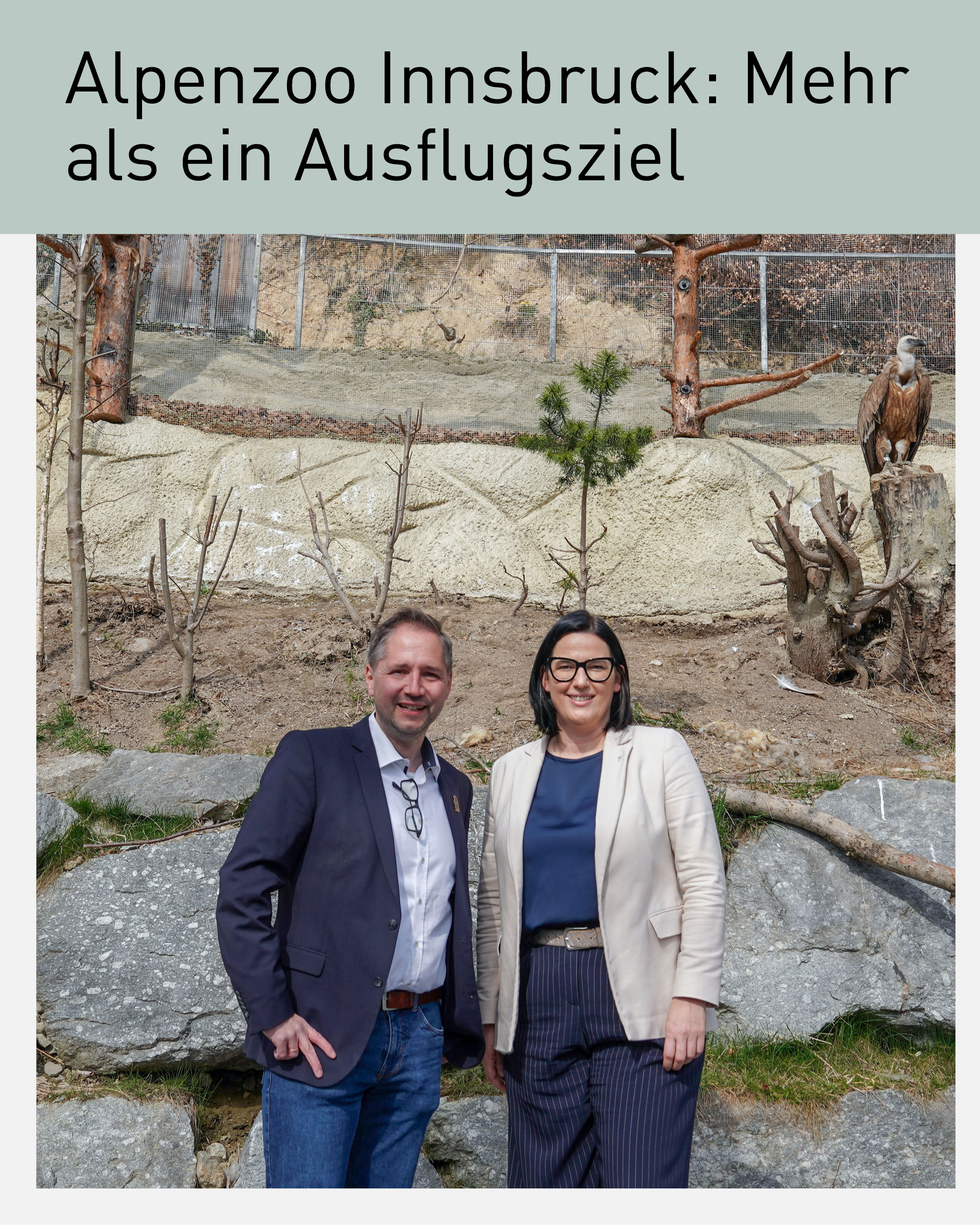 Barbara Thaler und Andr&eacute; Stadler im Alpenzoo Innsbruck vor Gehege mit Greifvogel &ndash; Wirtschaftsfaktor Alpenzoo Tirol, Tourismus, regionale Wertsch&ouml;pfung, Innsbruck Sehensw&uuml;rdigkeit