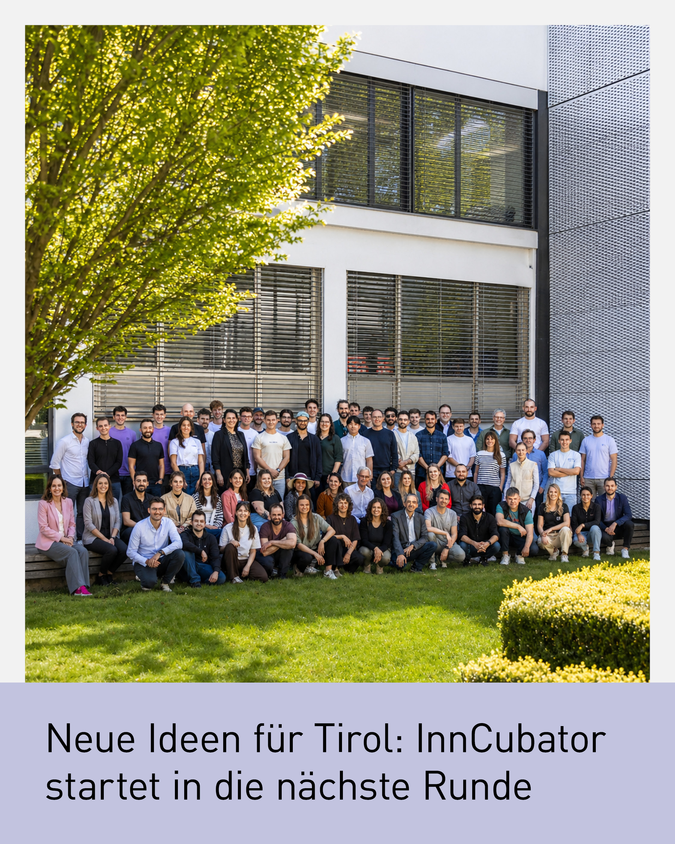Gruppenfoto des InnCubator Kick-offs 2026 vor modernem Geb&auml;ude in Innsbruck mit &uuml;ber 50 Teilnehmenden aus Wirtschaft und Wissenschaft, die gemeinsam an neuen Innovationsprojekten f&uuml;r Tirol arbeiten