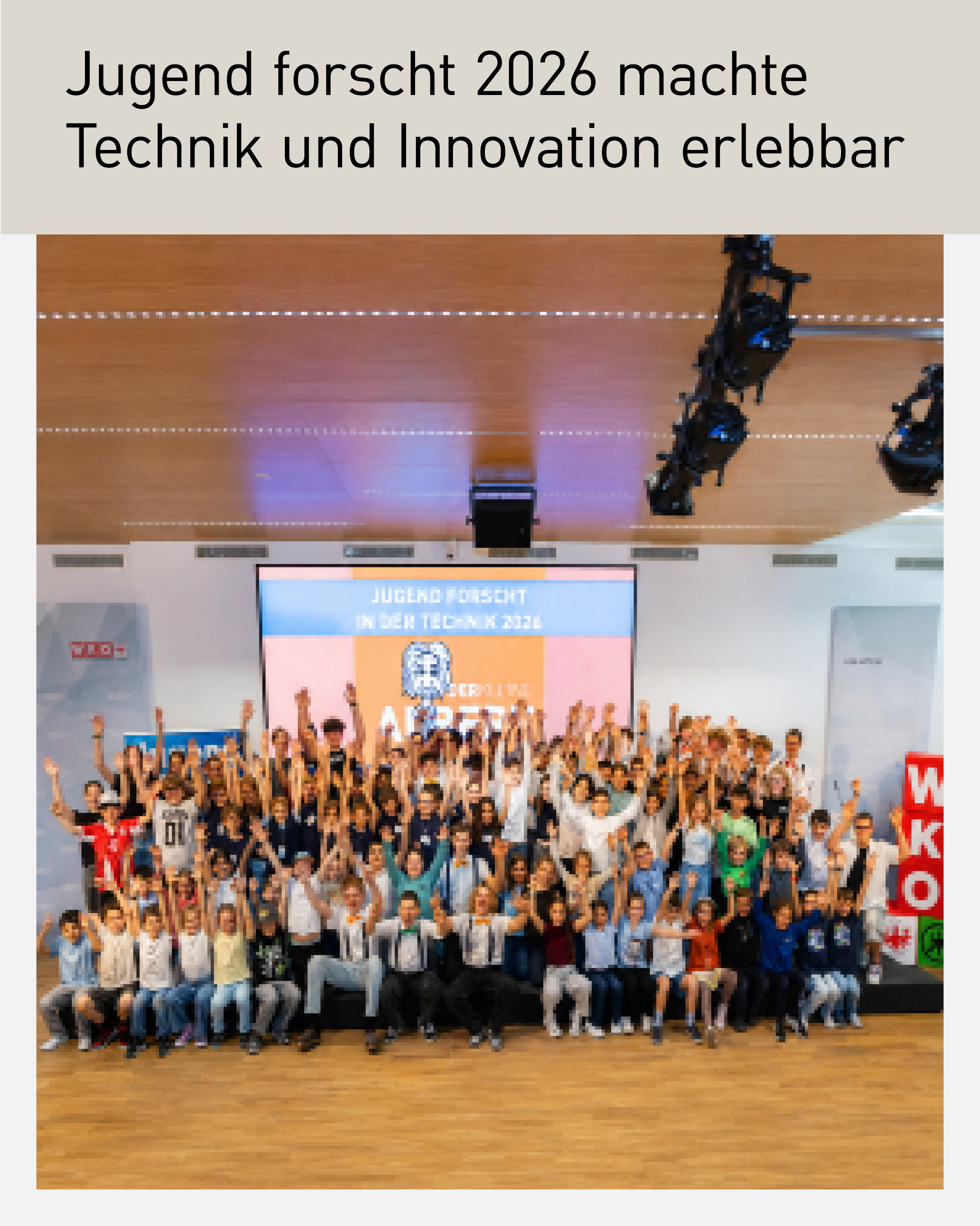 Gro&szlig;es Gruppenfoto von rund 100 Tiroler Sch&uuml;ler:innen bei &bdquo;Jugend forscht in der Technik 2026&ldquo; in der Wirtschaftskammer Tirol in Innsbruck. Die Teilnehmer:innen pr&auml;sentieren innovative MINT-Projekte aus Technik, Robotik, KI, Nachhaltigkeit und Naturwissenschaften. Forschungswettbewerb f&uuml;r junge Talente mit Fokus auf Innovation, Wissenschaft und Zukunftstechnologien in Tirol.