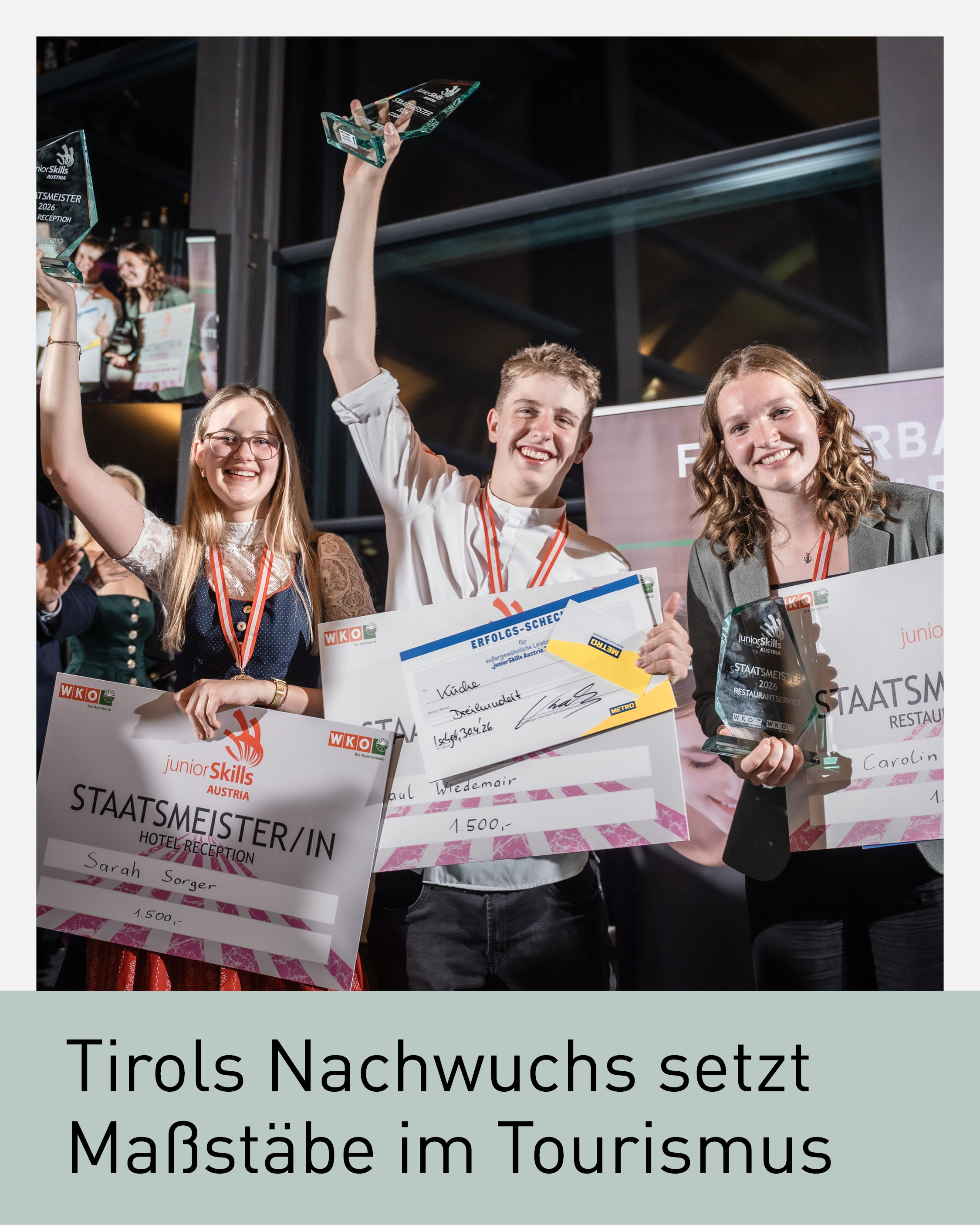 Siegerfoto der JuniorSkills 2026 in Tirol mit ausgezeichneten Lehrlingen aus den Bereichen K&uuml;che, Rezeption und Restaurantservice bei der Preisverleihung in Landeck und Ischgl
