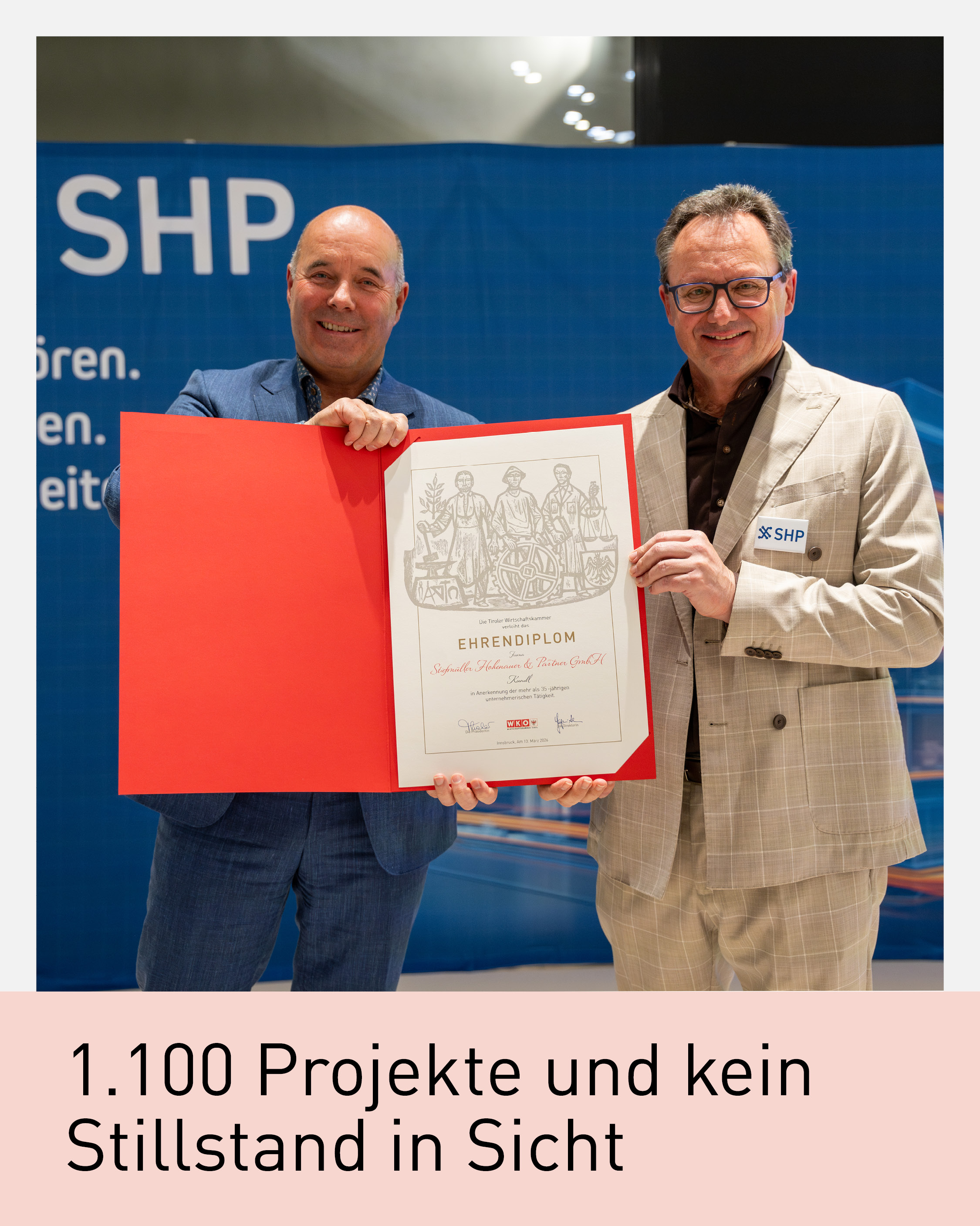 Robert Stiefm&uuml;ller und Andreas Hohenauer von SHP Stiefm&uuml;ller Hohenauer & Partner pr&auml;sentieren das Ehrendiplom der Wirtschaftskammer Tirol f&uuml;r 35 Jahre erfolgreiches Unternehmertum. Das Tiroler Ingenieurb&uuml;ro f&uuml;r Geb&auml;udetechnik, Energieeffizienz und nachhaltige Planung realisierte bereits &uuml;ber 1.100 Projekte in Tirol und dar&uuml;ber hinaus. Feierliche Auszeichnung f&uuml;r Innovation, Geb&auml;udetechnik und technische Planungskompetenz.