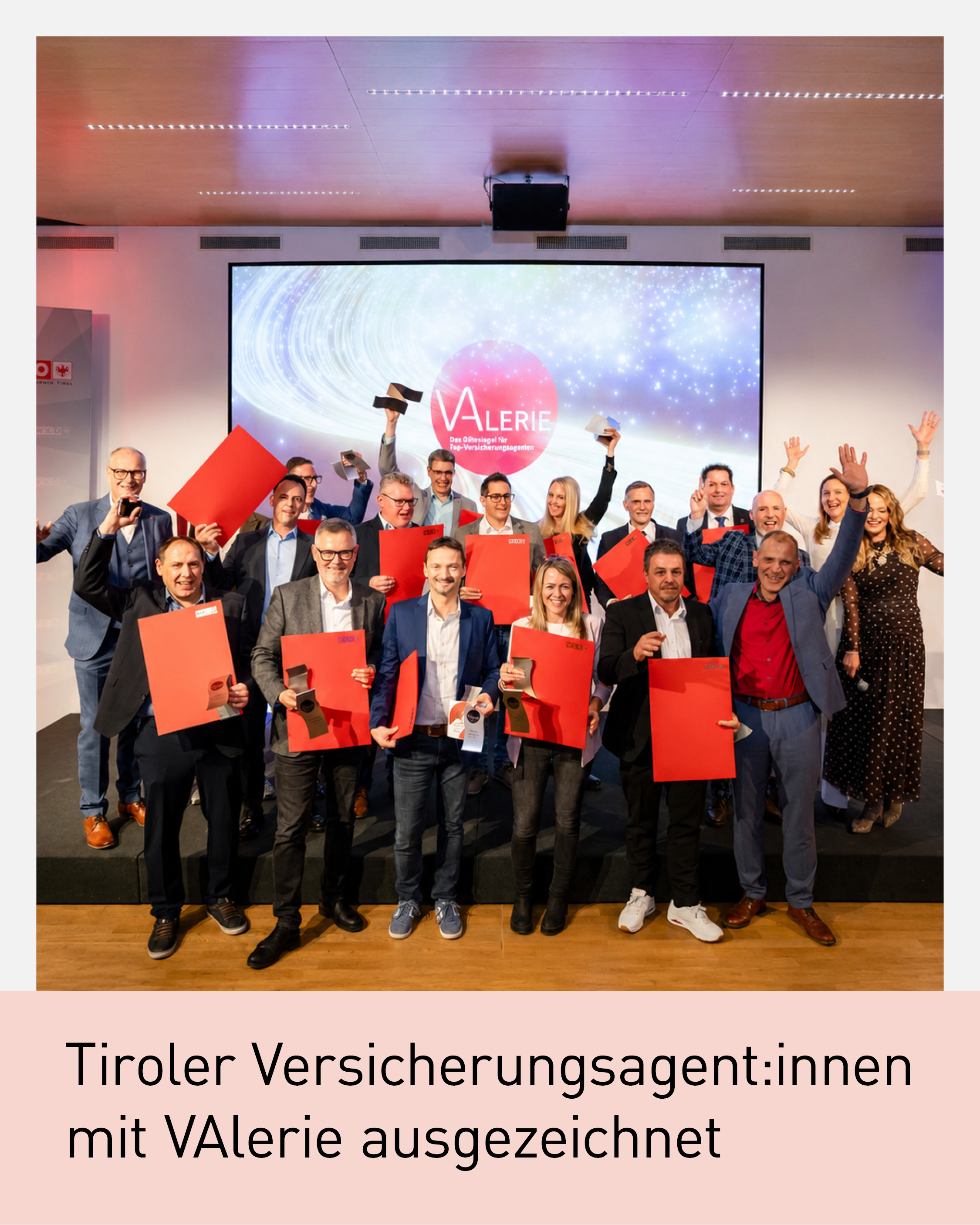Gruppenfoto der ausgezeichneten Tiroler Versicherungsagent:innen bei der Verleihung des G&uuml;tesiegels VAlerie 2026 in der Wirtschaftskammer Tirol. Die Preistr&auml;ger:innen pr&auml;sentieren ihre Auszeichnungen auf der B&uuml;hne vor dem VAlerie Eventscreen. Social Media Sujet zur Auszeichnung f&uuml;r Beratungsqualit&auml;t, Kundenservice und Professionalit&auml;t in der Versicherungsbranche in Tirol.
