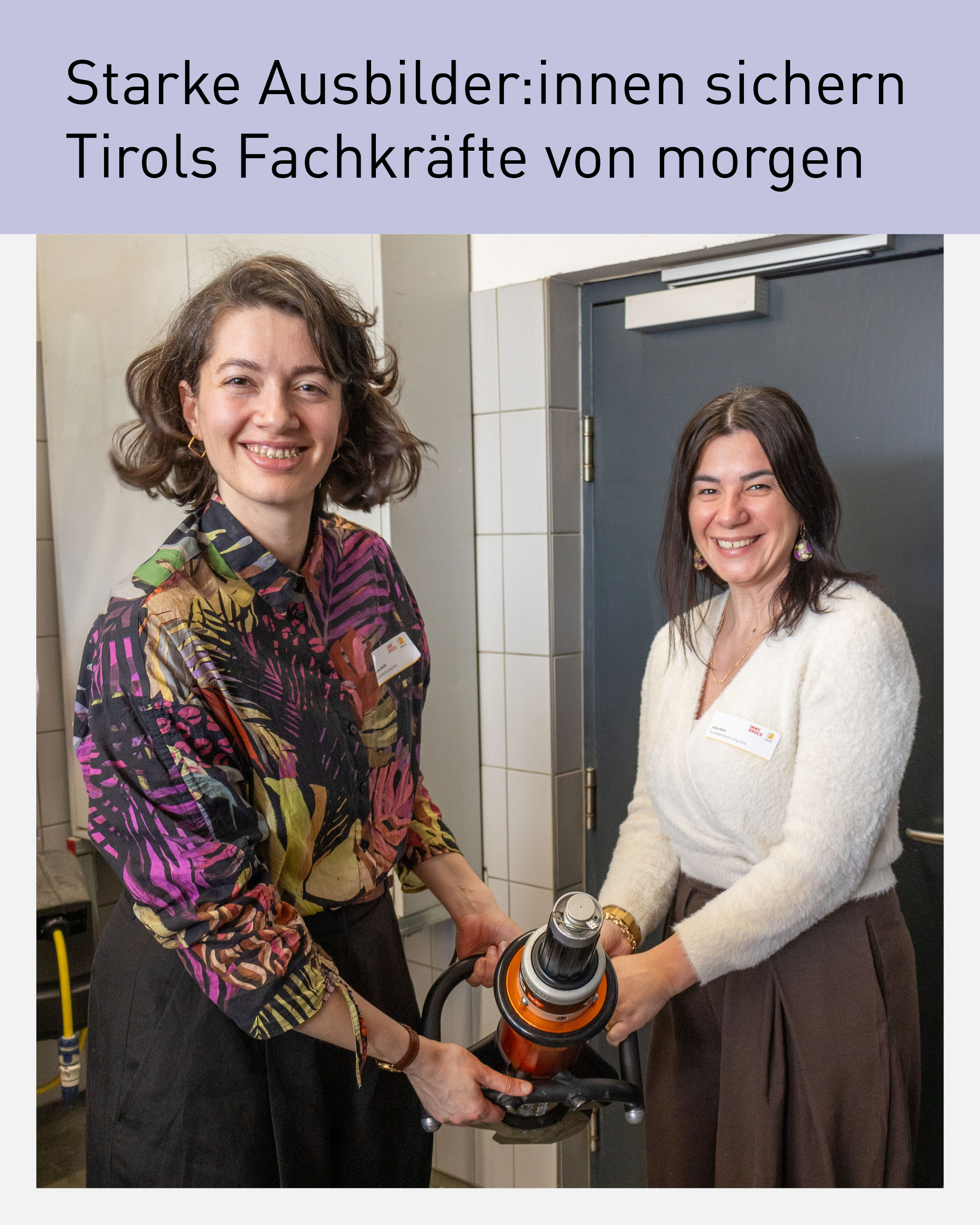 Katharina Hechl und Azra Huric vom Ausbilderforum Tirol bei einem Ausbilder:innen-Stammtisch. Das Netzwerk unterst&uuml;tzt Ausbilder:innen mit Weiterbildung, Austausch und praxisnahen Impulsen f&uuml;r eine erfolgreiche Lehrlingsausbildung und Fachkr&auml;ftesicherung in Tirol.