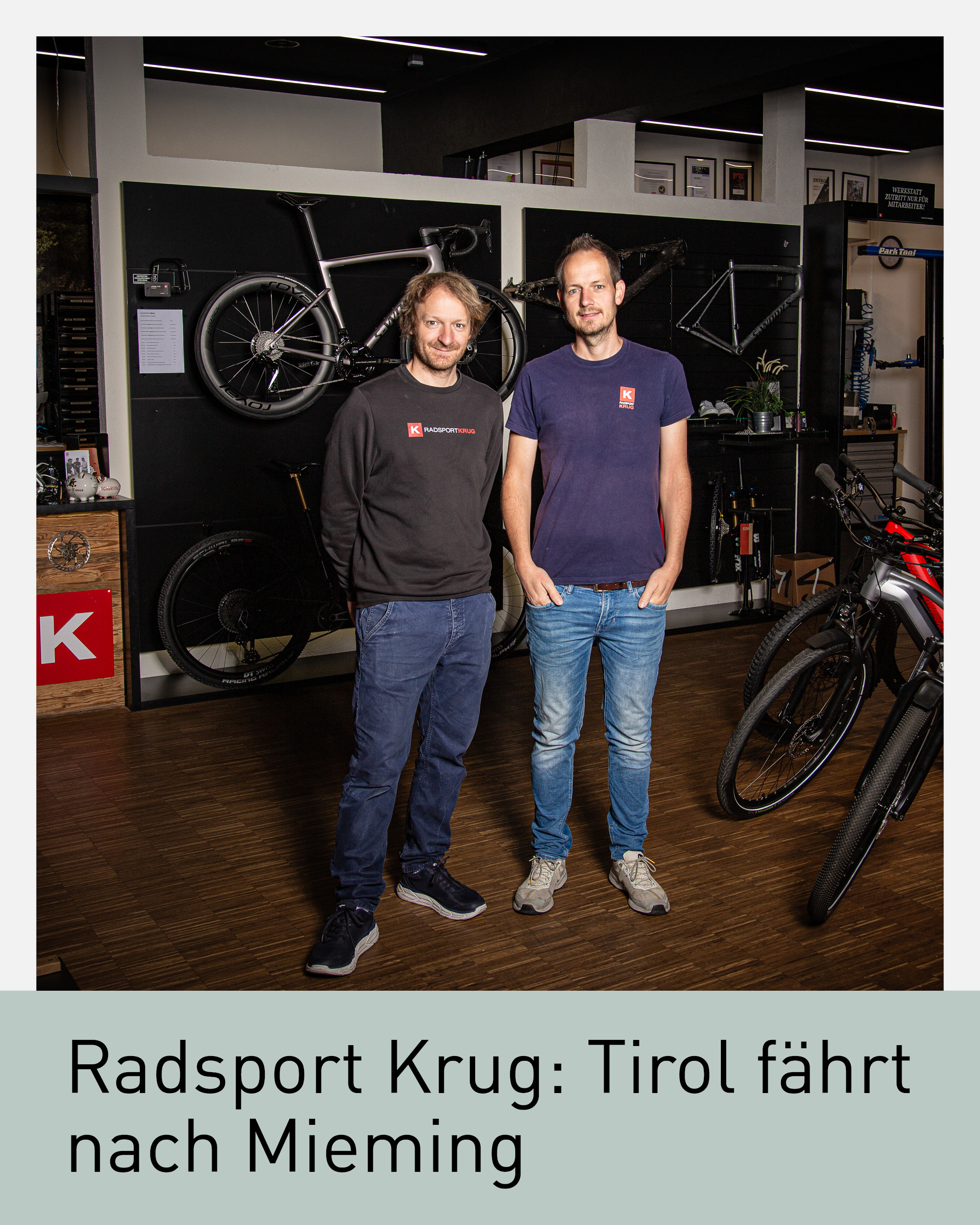 David und Michael Krug von Radsport Krug in Mieming stehen im Fahrradgesch&auml;ft zwischen Rennr&auml;dern und E-Bikes. Der Tiroler Fahrradfachh&auml;ndler bietet individuelle Beratung, Bikefitting, Service, Custom Bikes und Leistungsdiagnostik f&uuml;r Radsportler:innen.