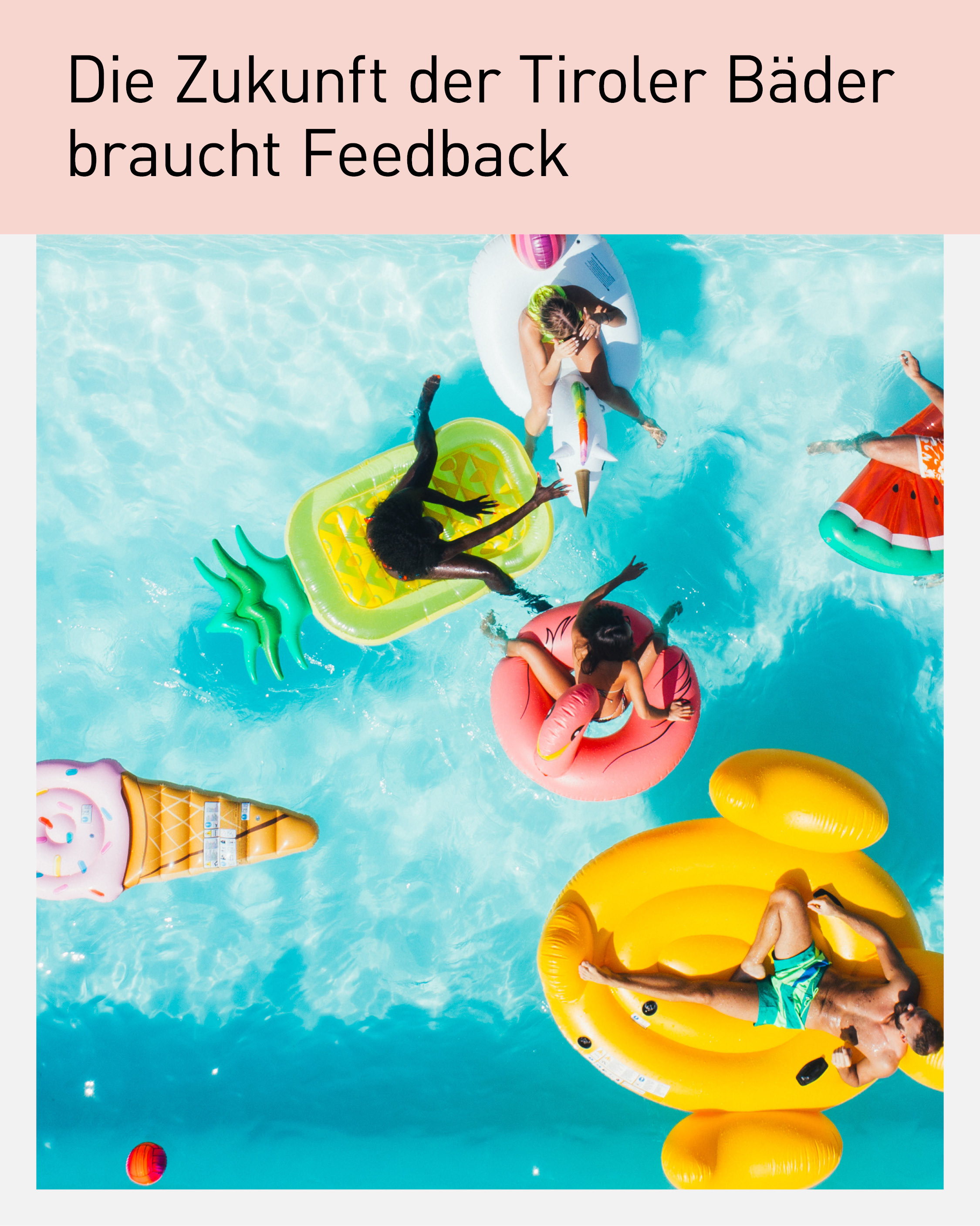 Menschen genie&szlig;en einen Sommertag im Schwimmbad mit bunten Schwimmreifen und Wasserattraktionen. Die B&auml;derumfrage 2026 von Universit&auml;t Innsbruck und Wirtschaftskammer Tirol untersucht die Nutzung, Erwartungen und Zukunft der Tiroler Schwimmb&auml;der und Freizeitb&auml;der.