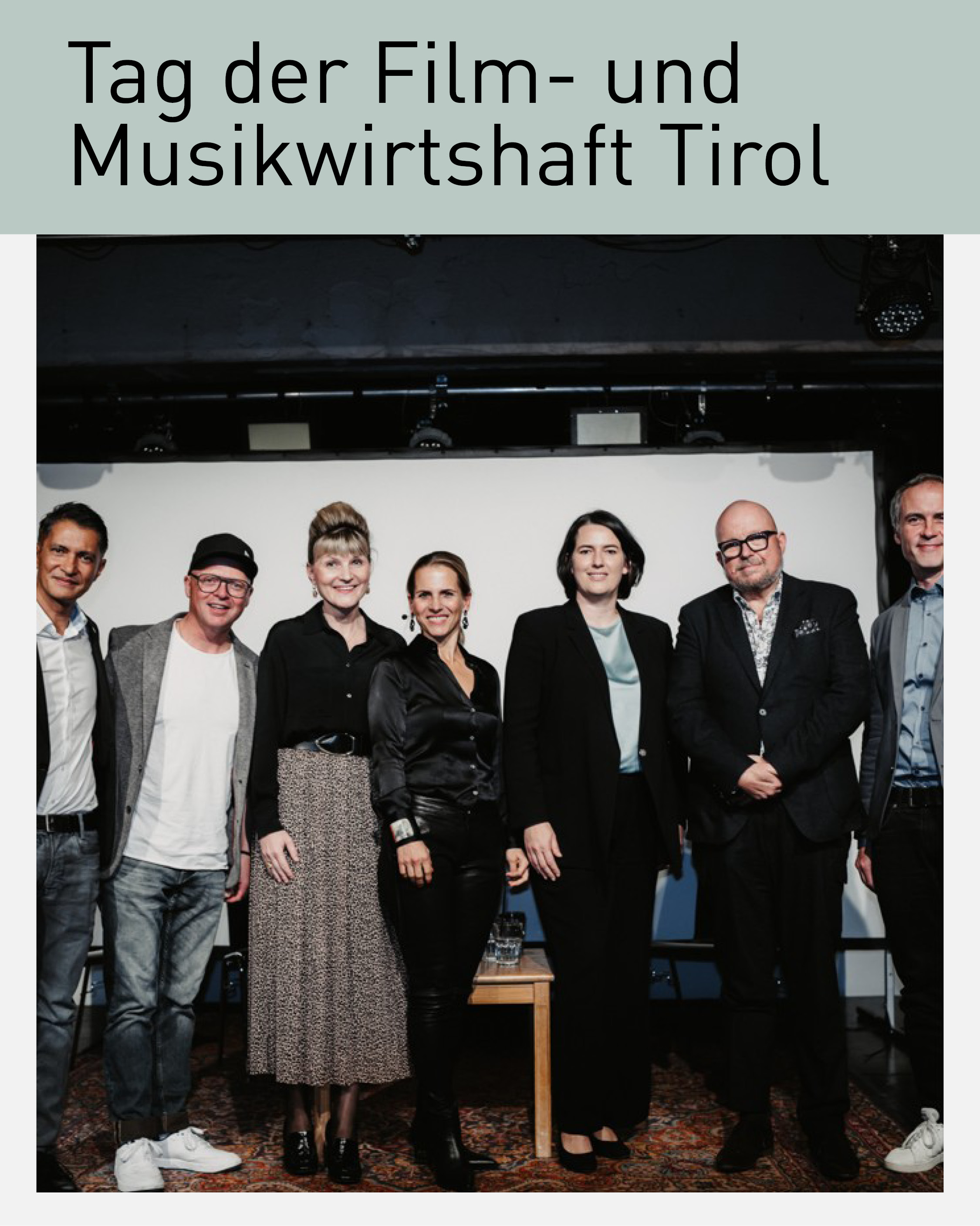 Gruppenfoto vom Tag der Film- und Musikwirtschaft Tirol mit Vertreter:innen der Tiroler Film-, Musik- und Kreativwirtschaft. Die Veranstaltung der Wirtschaftskammer Tirol bringt Branchenakteur:innen aus Film, Musik, Kino, Festivals und Veranstaltungswirtschaft zum Austausch &uuml;ber aktuelle Entwicklungen und Zukunftsthemen zusammen.