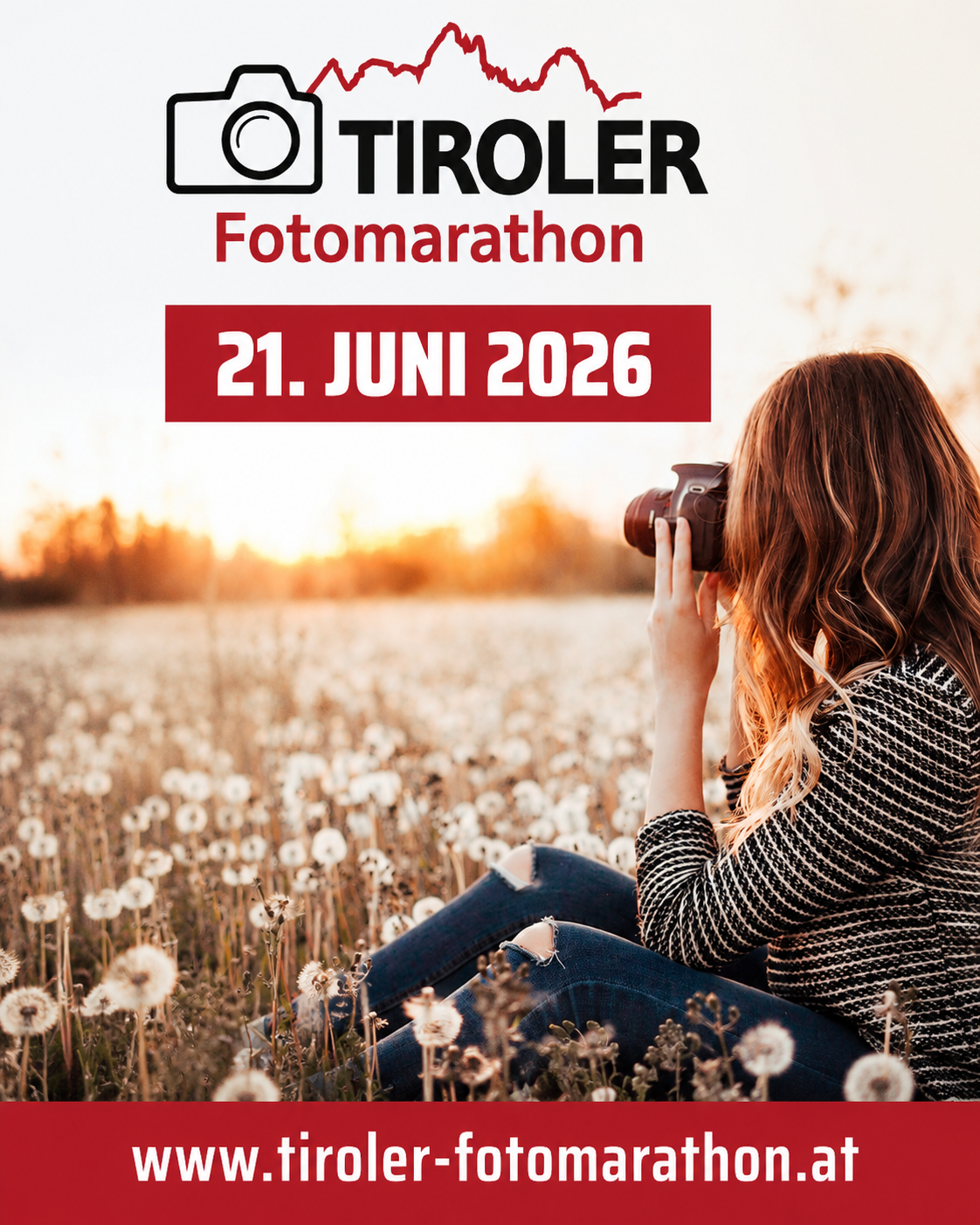 Tiroler Fotomarathon 2026 am 21. Juni 2026: Werbesujet mit Fotografin im Abendlicht auf einer Blumenwiese. Der Fotowettbewerb in Tirol l&auml;dt Fotografie-Begeisterte zur kostenlosen Teilnahme ein. Zu gewinnen gibt es attraktive Preise im Gesamtwert von &uuml;ber 10.000 Euro.
