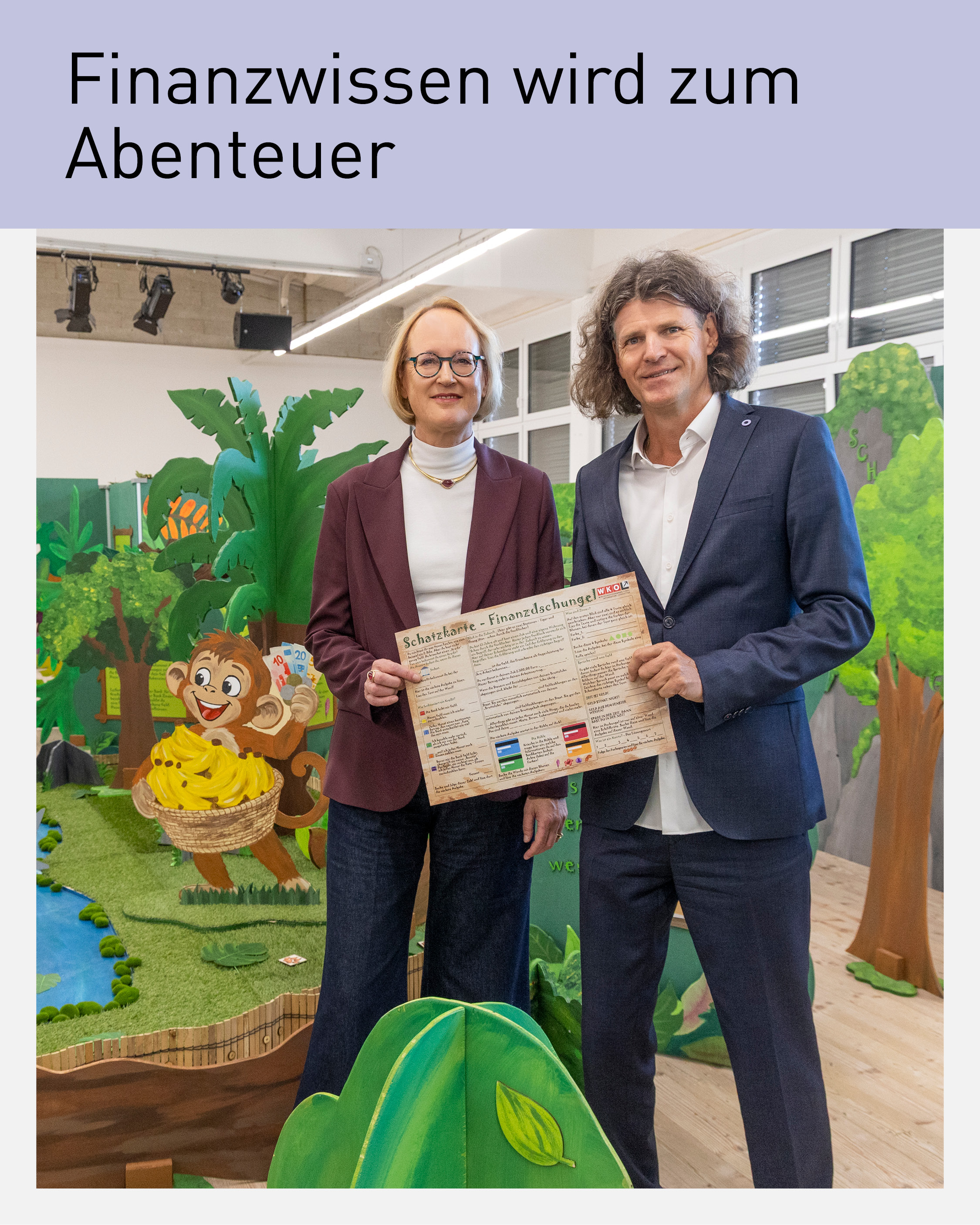 Sybille Regensberger, Spartenobfrau Information & Consulting, und ihr Stellvertreter Michael Posselt präsentieren die Schatzkarte des Finanzdschungels vor dem interaktiven Lernparcours der Wirtschaftskammer Tirol. Das Schulprojekt vermittelt Kindern spielerisch Finanzbildung zu Sparen, Krediten und Schulden.