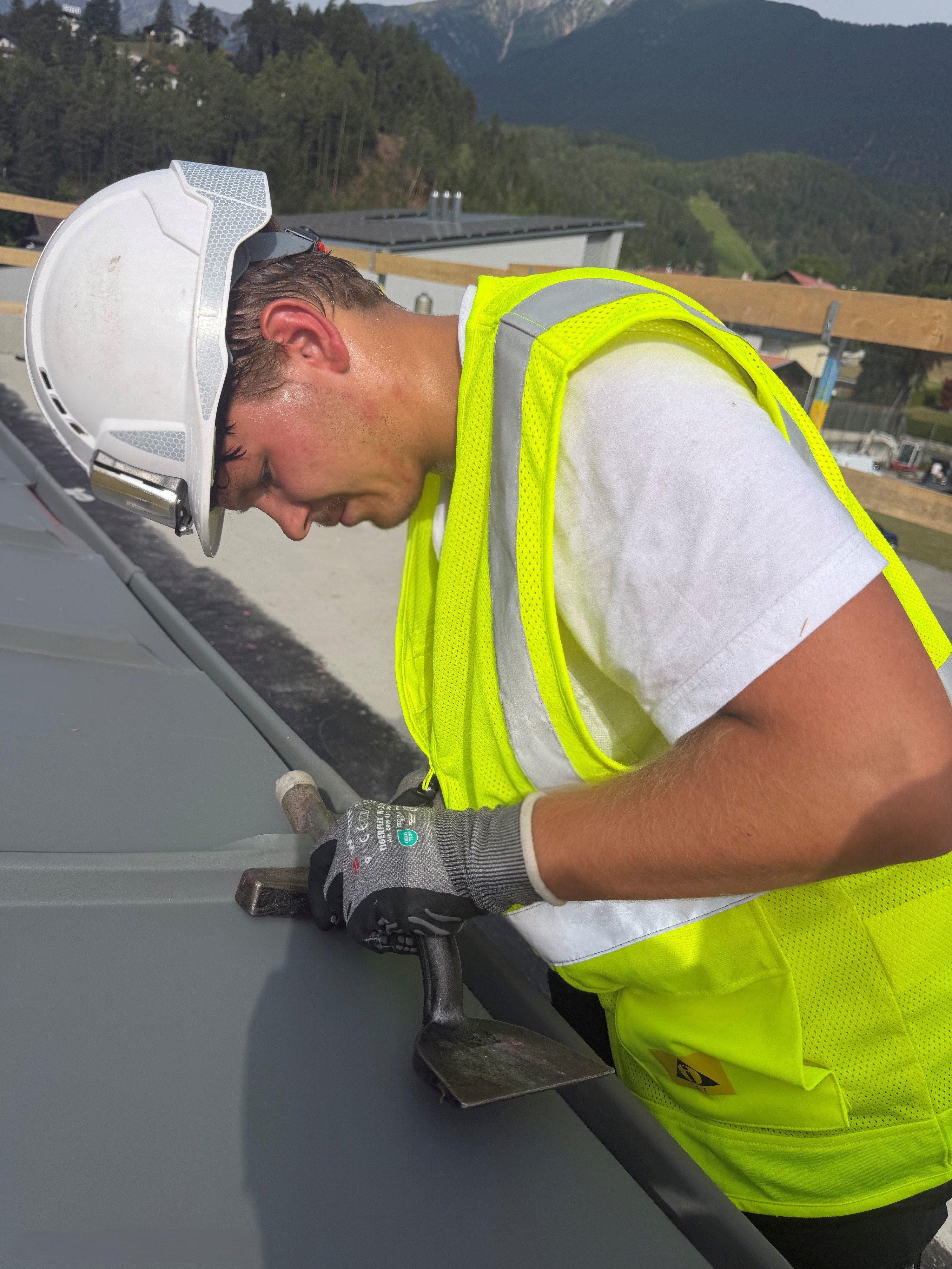 Am liebsten ganz oben: Clemens V&ouml;llenklee arbeitet mit Blechbahnen von bis zu sieben Metern L&auml;nge und sch&auml;tzt besonders die abwechslungsreichen Eins&auml;tze auf dem Dach