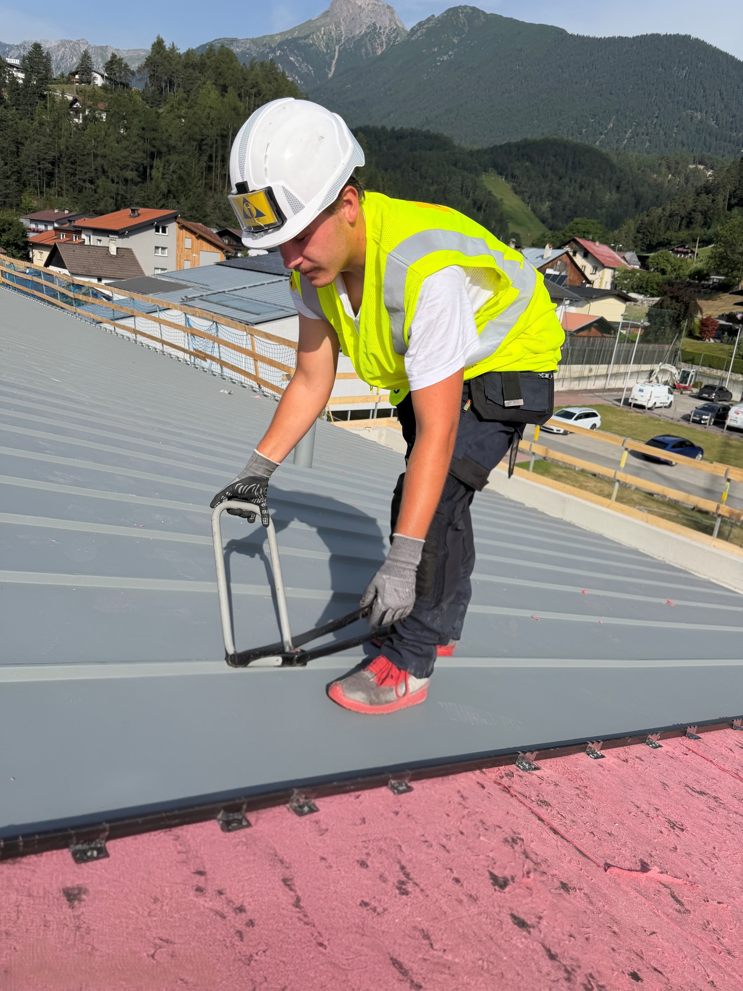 Am liebsten ganz oben: Clemens V&ouml;llenklee arbeitet mit Blechbahnen von bis zu sieben Metern L&auml;nge und sch&auml;tzt besonders die abwechslungsreichen Eins&auml;tze auf dem Dach