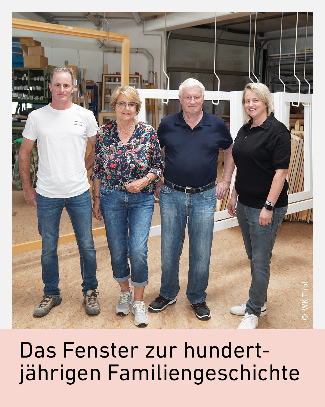 Gerhard, Hildegard, Franz und Verena Nagl von Fensterbau Nagl in der Werkstatt in Axams. Der Tiroler Familienbetrieb verbindet seit 100 Jahren traditionelles Tischlerhandwerk mit modernem Fensterbau.