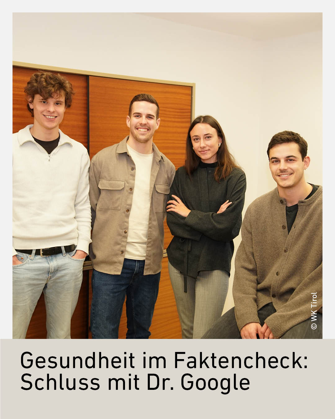 Vier junge Erwachsene – zwei Männer stehend links, eine Frau und ein Mann rechts – posieren lächelnd in einem Innenraum. Sie symbolisieren ein junges Team, das sich mit dem Thema Gesundheitswissen und Faktencheck beschäftigt. Auf dem Bild steht der Titel „Gesundheit im Faktencheck: Schluss mit Dr. Google