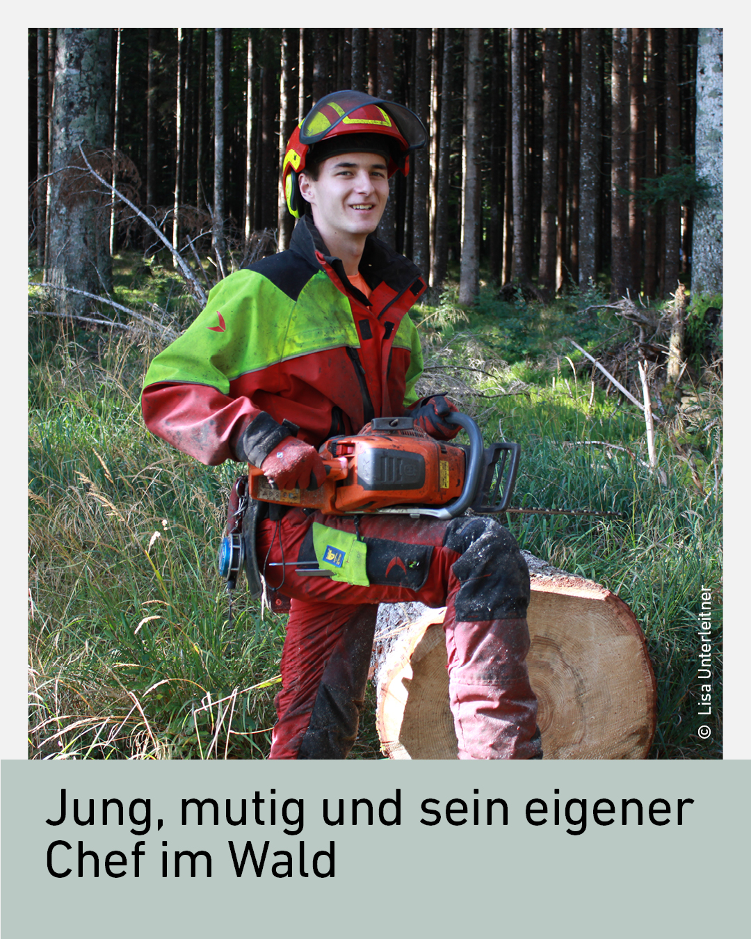 Ein junger Mann in Forstarbeiterkleidung h&auml;lt eine Kettens&auml;ge und steht vor einem Wald.