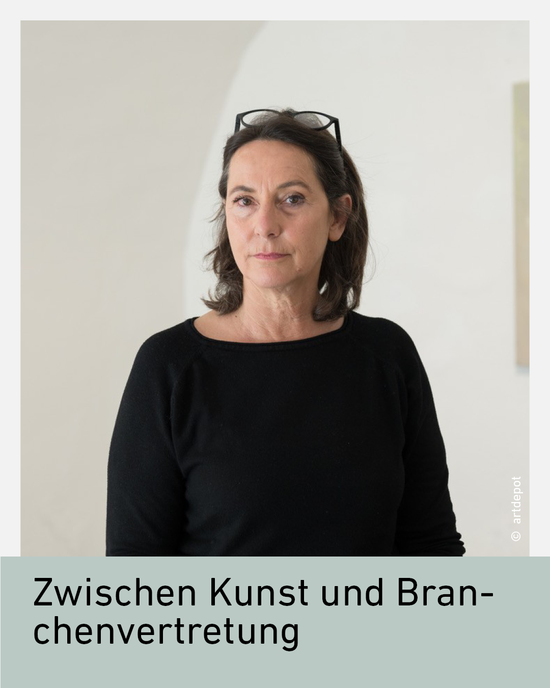 Portr&auml;t der Innsbrucker Galeristin Birgit Fraisl in ihrer Galerie artdepot. Die Kunsth&auml;ndlerin, Sachverst&auml;ndige und Funktion&auml;rin der Wirtschaftskammer Tirol engagiert sich f&uuml;r zeitgen&ouml;ssische Kunst, Kulturwirtschaft und die Interessenvertretung der Tiroler Galerien.