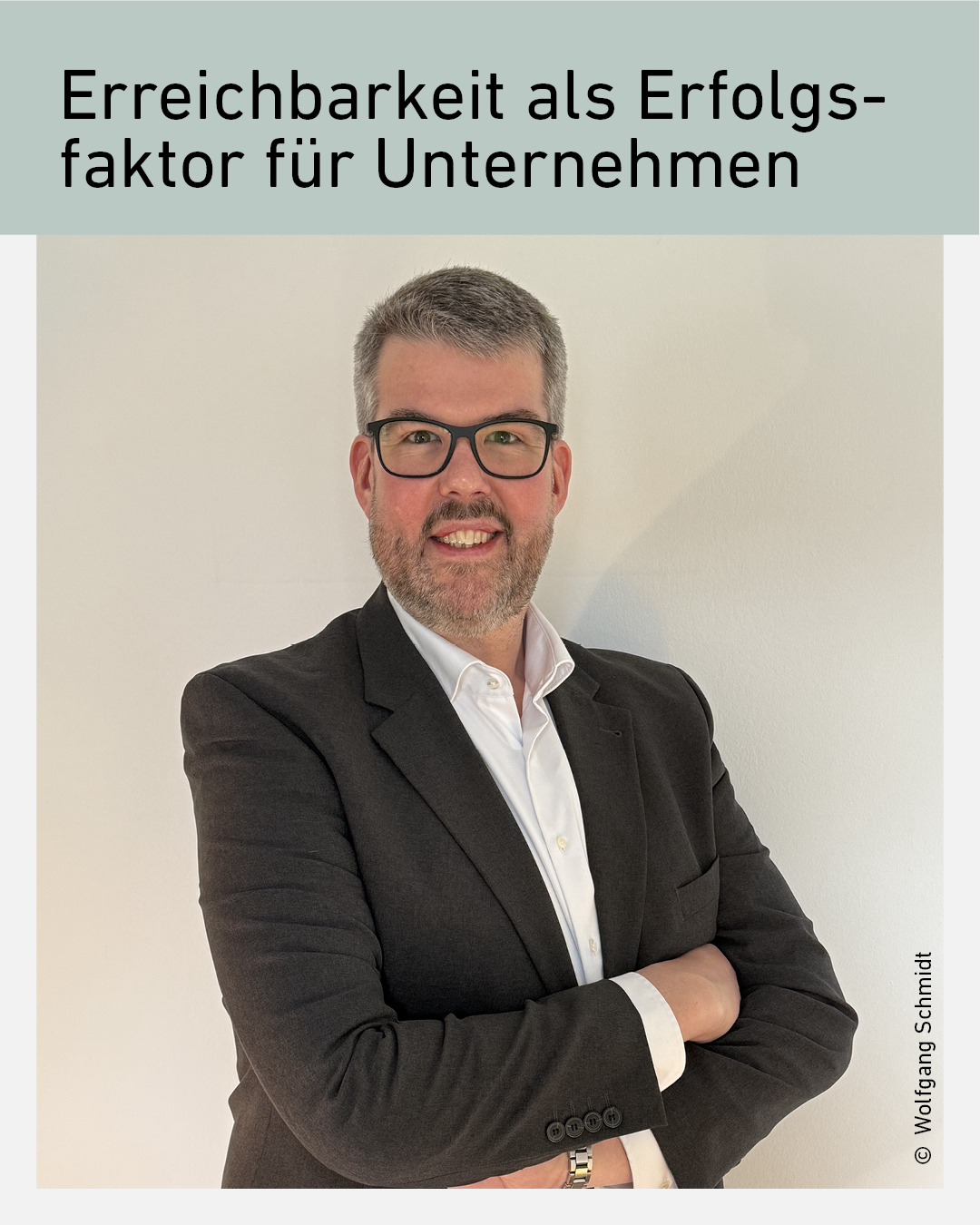 Portr&auml;t von Wolfgang Schmidt zum Thema Erreichbarkeit als Erfolgsfaktor f&uuml;r Unternehmen. Im Fokus stehen Kundenservice, digitale Kommunikation, Erreichbarkeit im Unternehmensalltag und erfolgreiche Unternehmensf&uuml;hrung.