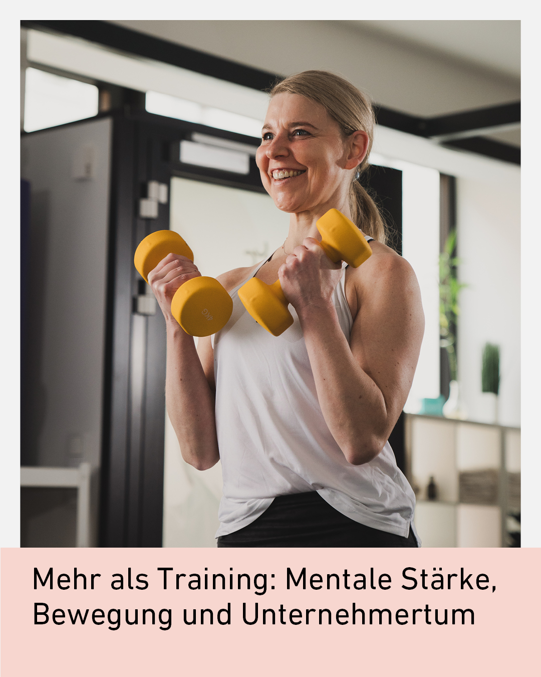 Personal Trainerin beim Hanteltraining im Studio in Innsbruck – Symbol für mentale Stärke, Bewegung, Gesundheit und Unternehmertum in Tirol.