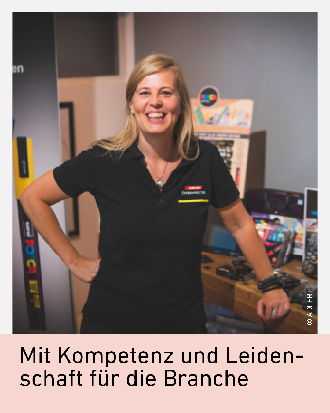 udith Engleitner, Marktleiterin der Tirolack-Fachm&auml;rkte in Schwaz und Brixlegg, pr&auml;sentiert POSCA-K&uuml;nstlerbedarf im Farbenfachhandel. Farben, Lacke, Holzschutz, Fachhandel Tirol, ADLER Farben und Engagement f&uuml;r den Handel.