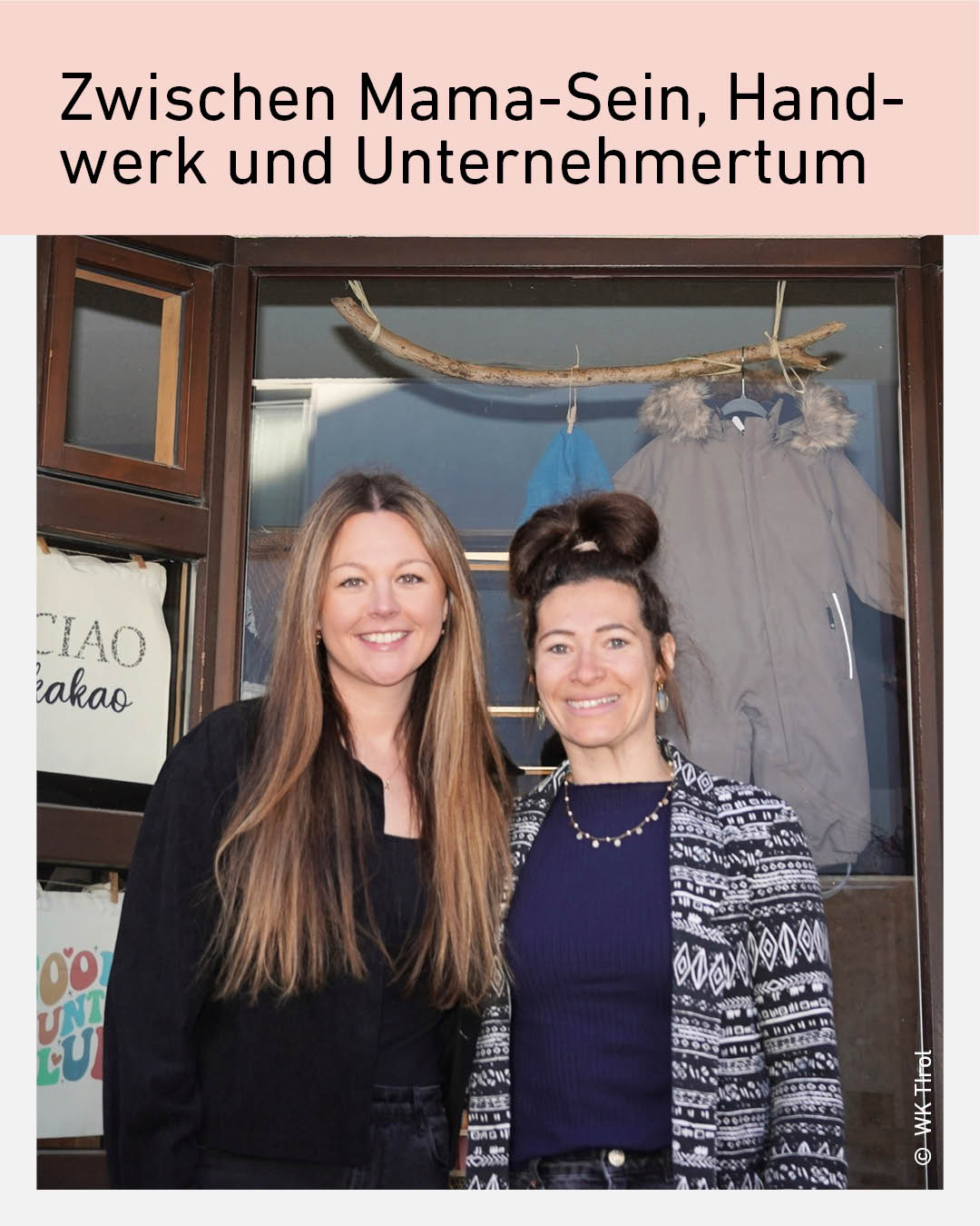 Zwei Gr&uuml;nderinnen von Knirpskram vor ihrem Gesch&auml;ft in Reith im Alpbachtal, Tirol &ndash; handgefertigte Baby- und Kinderprodukte aus nachhaltigem Handwerk und regionaler Produktion