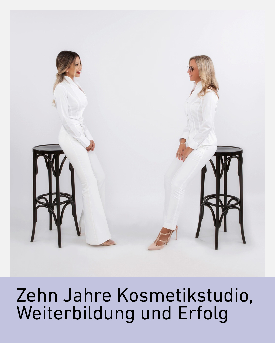 Zwei Kosmetikerinnen in eleganter weißer Kleidung sitzen sich in einem hellen Studio gegenüber. Symbolisch für zehn Jahre Erfolg, Weiterbildung und Professionalität im Kosmetikstudio. Fotostudio Wedermann.