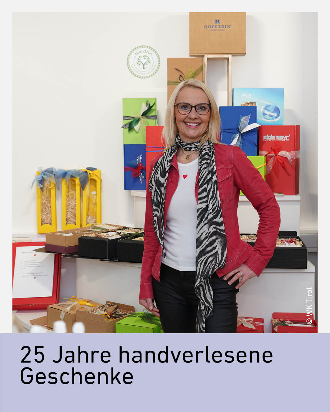 Unternehmerin Claudia Schwarzenbacher steht in ihrem Geschenkladen &bdquo;Nix Drin&ldquo; in Kufstein vor handverlesenen, liebevoll verpackten Geschenkboxen aus regionalen und nachhaltigen Produkten