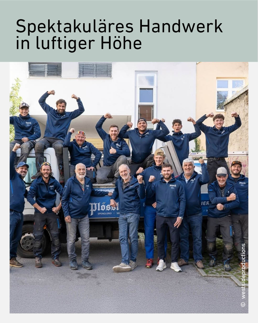 Eine gr&ouml;&szlig;ere Gruppe von Spenglern steht und sitzt vor einem Betriebsfahrzeug der Spenglerei Pl&ouml;ssl. Alle tragen Arbeitskleidung in Blau und zeigen lachend starke Armposen. Das Bild vermittelt Teamgeist, Handwerkskompetenz und die k&ouml;rperliche Arbeit in luftiger H&ouml;he. Oben steht der Titel &bdquo;Spektakul&auml;res Handwerk in luftiger H&ouml;he