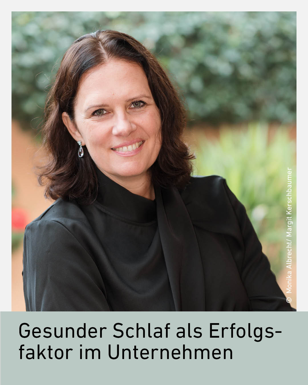 Portr&auml;t von Schlafcoachin Monika Albrecht zum Thema gesunder Schlaf im Unternehmen. Schlafcoaching, betriebliche Gesundheitsvorsorge, Mitarbeitergesundheit, mentale Gesundheit, Produktivit&auml;t und gesunde Arbeitswelt in Tirol.