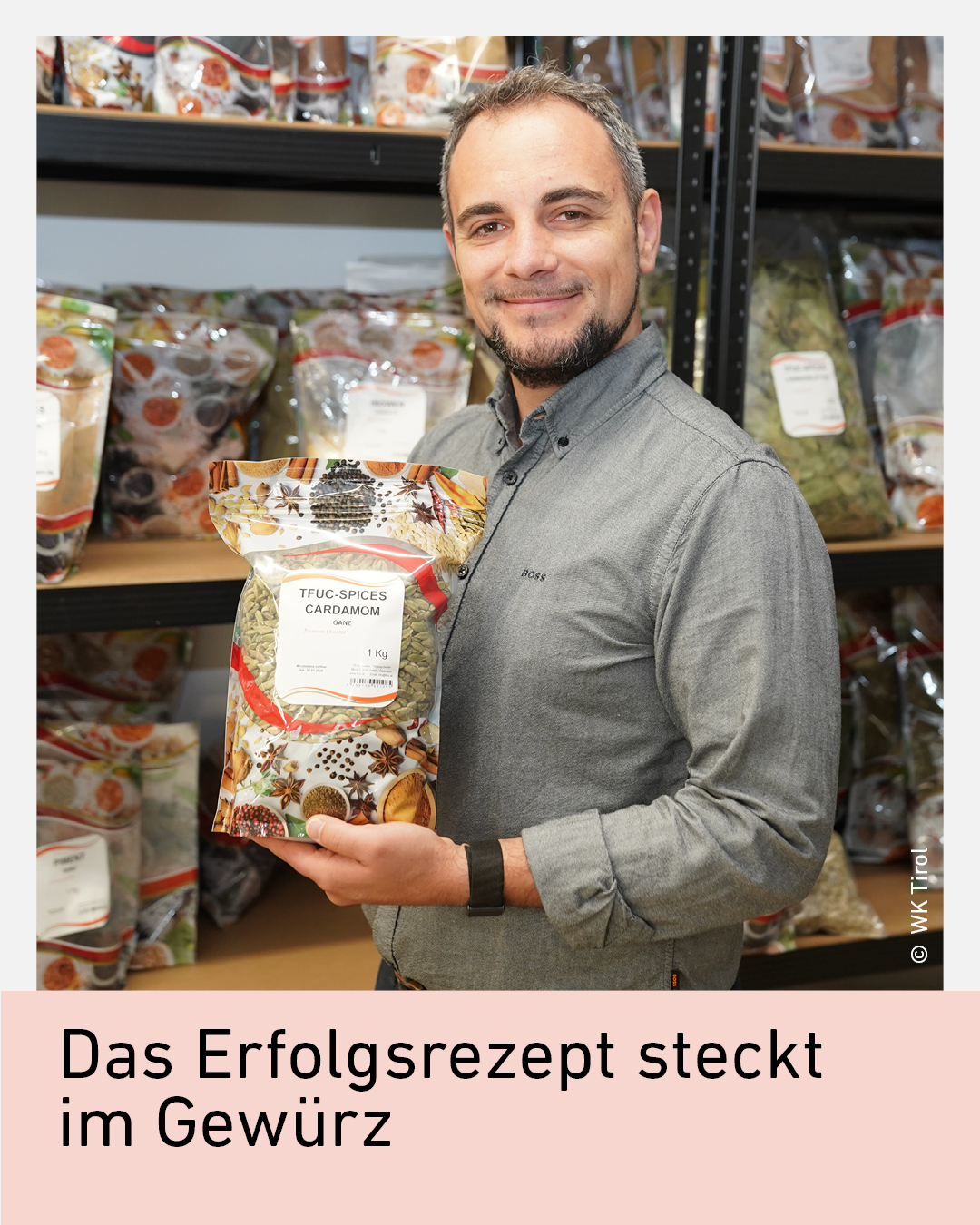 Patrick Muigg von TFUC Spices in Natters pr&auml;sentiert einen Sack Kardamom im Gew&uuml;rzlager. Der Tiroler Gew&uuml;rzgro&szlig;handel bietet hochwertige Gew&uuml;rze und individuelle W&uuml;rzmischungen f&uuml;r Gastronomie und Lebensmittelproduktion.