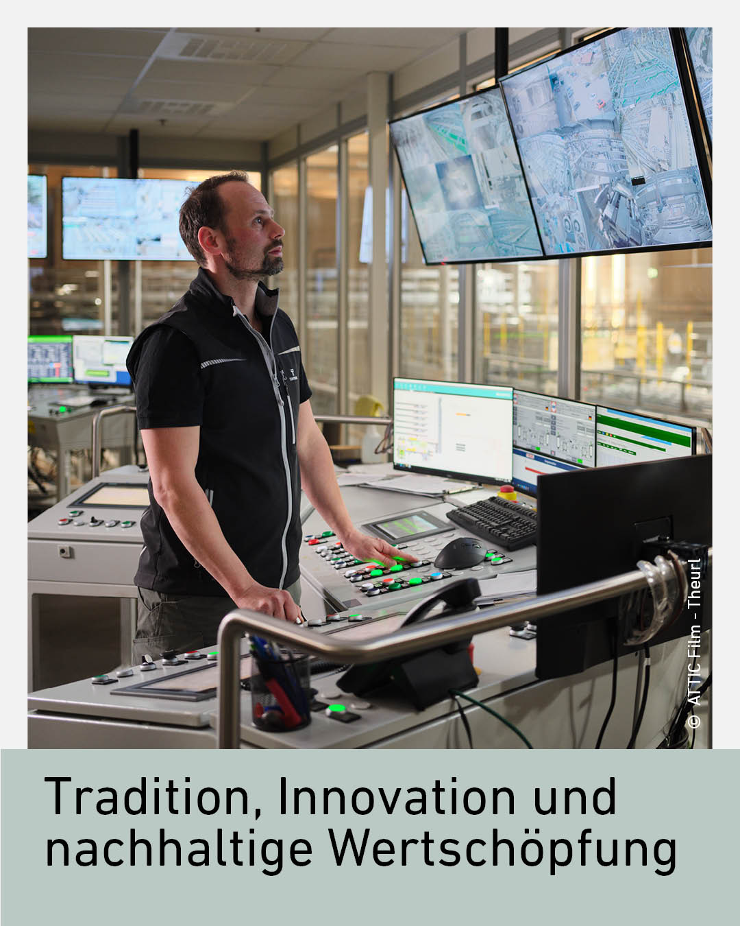 Mitarbeiter der Firma Theurl &uuml;berwacht in einer modernen Leitwarte digitale Produktionsanlagen und Prozessdaten auf mehreren Bildschirmen. Die Aufnahme zeigt die Verbindung von traditioneller Holzverarbeitung, Digitalisierung und innovativer Industrieproduktion im Holzindustrieunternehmen Theurl.