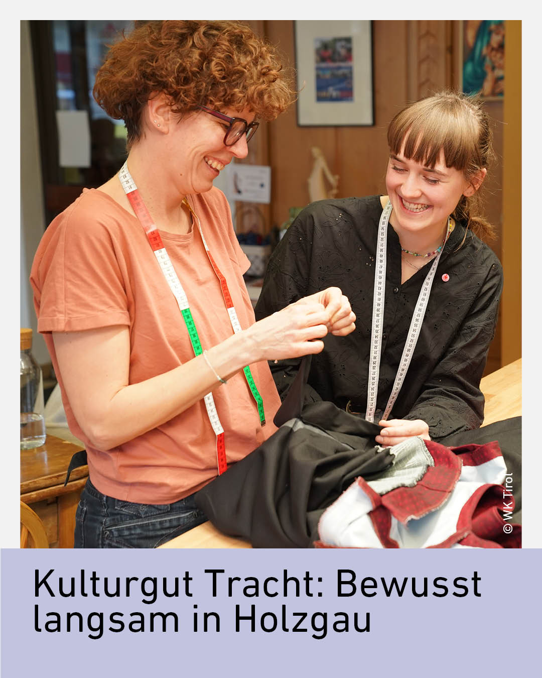 Trachtenwerkstatt in Holzgau im Au&szlig;erfern. Zwei Frauen arbeiten gemeinsam an traditioneller Tracht. Symbol f&uuml;r Kulturgut Tracht, Handwerk in Tirol, nachhaltige Mode und bewusste, regionale Produktion