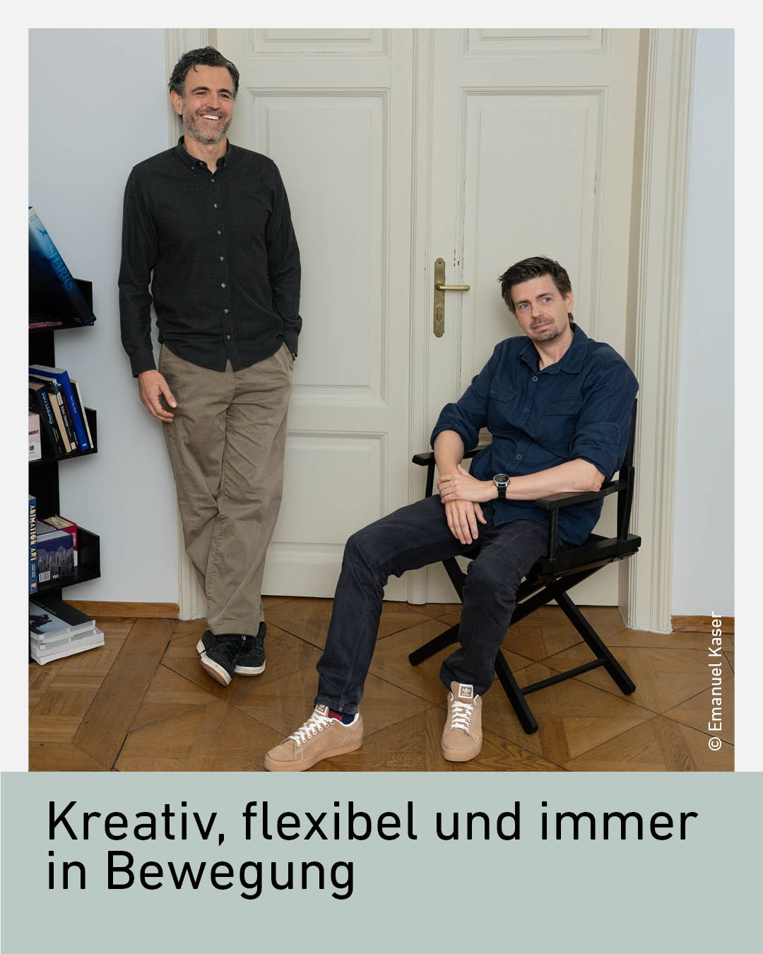 Michael Baumgartner und Kevin Karbon, Gr&uuml;nder von TreeTop, in einem modernen B&uuml;rosetting in Innsbruck &ndash; die beiden Unternehmer stehen und sitzen entspannt vor einer T&uuml;r, Sinnbild f&uuml;r kreative Filmproduktion, Flexibilit&auml;t und 20 Jahre Bewegtbildkompetenz aus Tirol