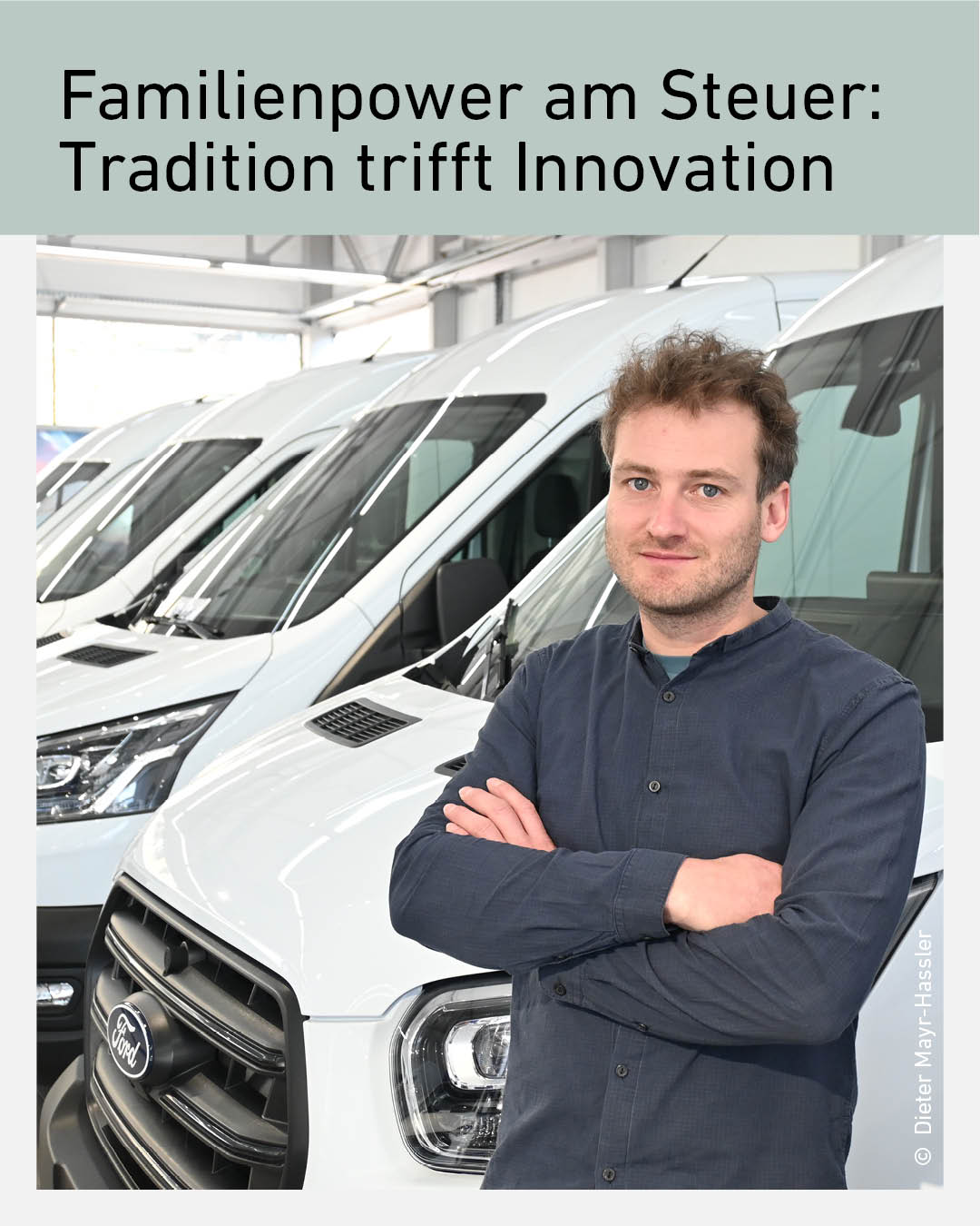 Jakob Troger, Gesch&auml;ftsf&uuml;hrer des Autohauses Gebr&uuml;der Troger in Lienz, steht vor einer Reihe wei&szlig;er Ford Nutzfahrzeuge. Familienbetrieb, Mobilit&auml;t in Osttirol, Elektromobilit&auml;t, nachhaltiger Autohandel und regionaler Service