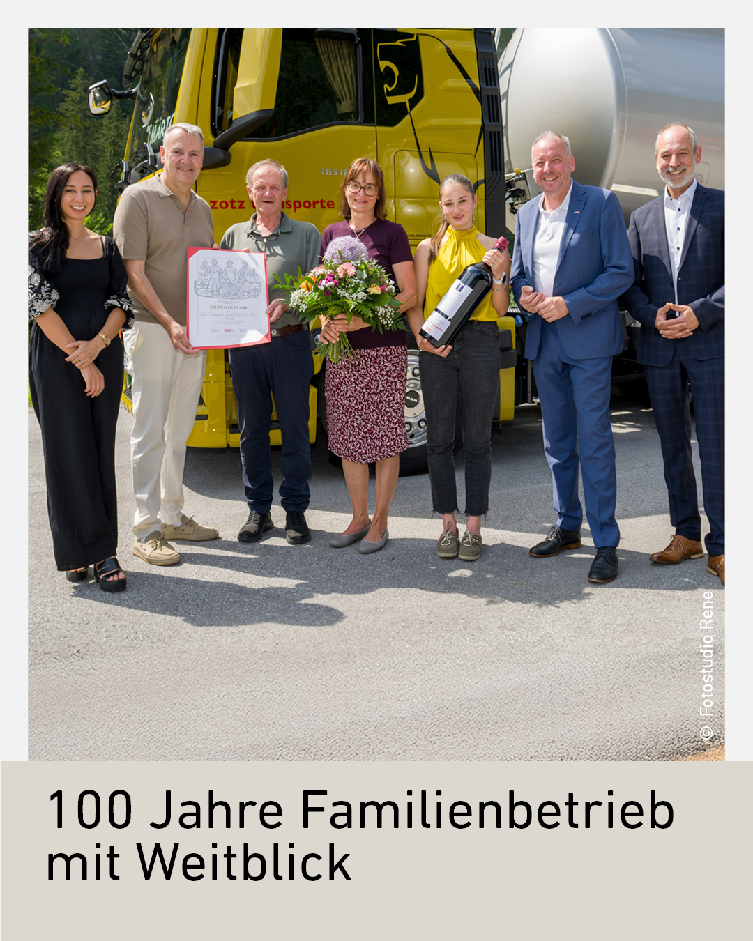 Eine Gruppe von sechs Personen steht vor einem gelben Lastwagen und feiert das 100-j&auml;hrige Bestehen eines Familienbetriebs.
