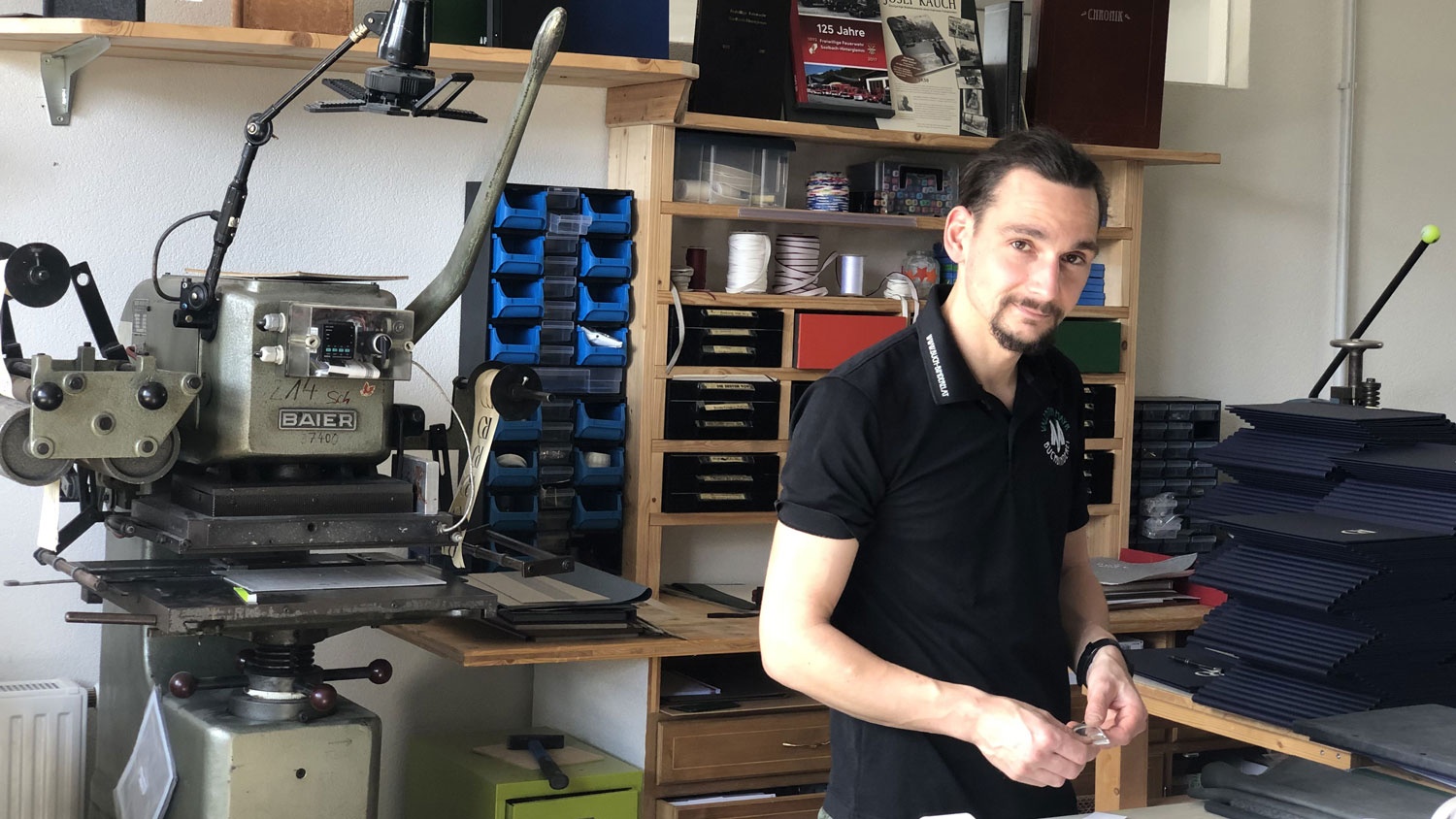 Valentin Mayr übt die Kunst der Buchbinderei in Fieberbrunn aus.