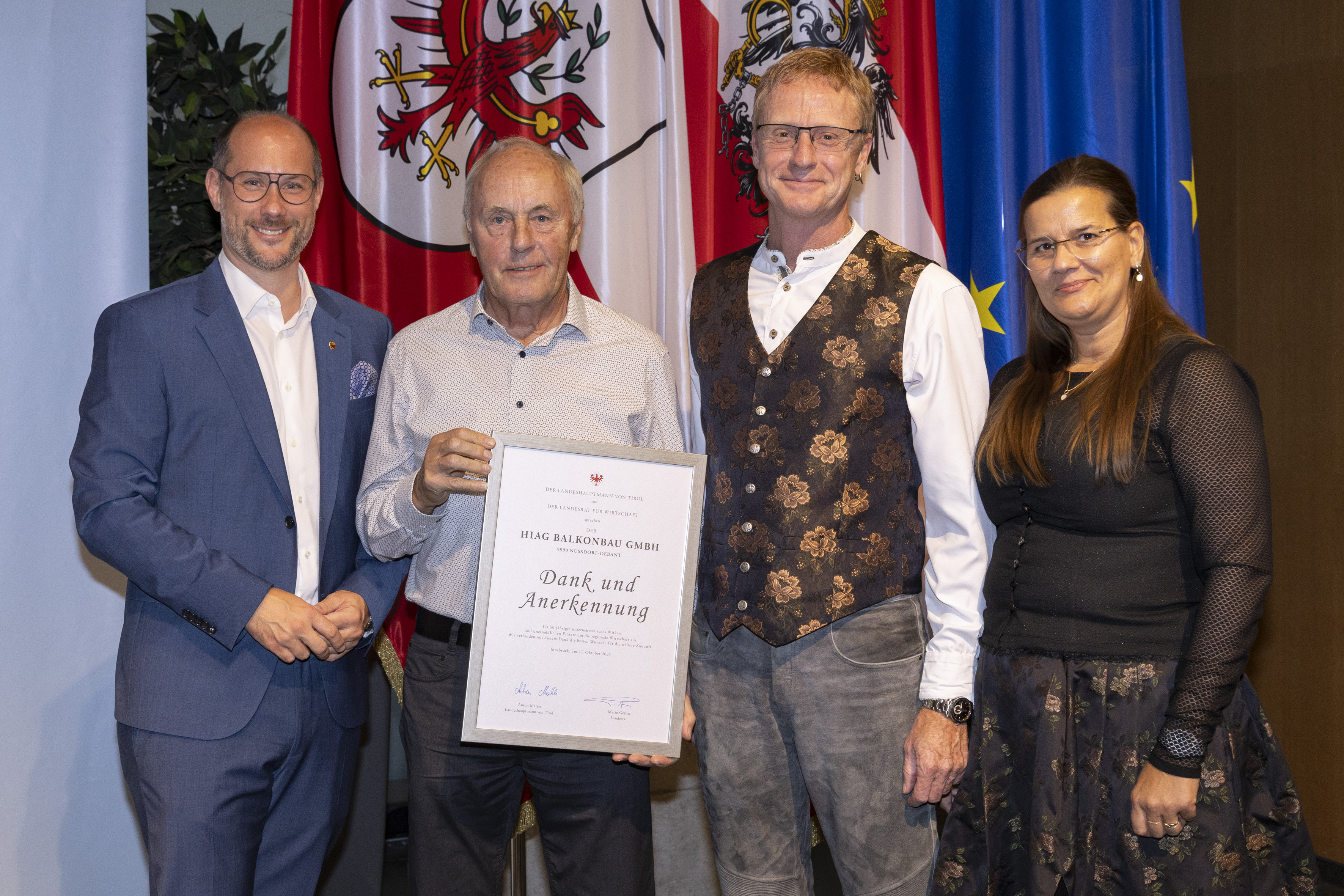 Unternehmensgr&uuml;nder Hubert Stotter sen. mit Sohn Hubert jun. sowie Schwiegertochter Heike bei der Ehrung als &bdquo;Tiroler Traditionsbetrieb&ldquo; durch Landesrat Mario Gerber. 