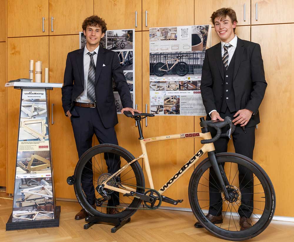 Adrian M&uuml;ller und Vincenz Sonderegger von der HTL Imst holten sich mit ihrem Holzrennrad Platz 1 bei &bdquo;Be the Best 2026&ldquo;.