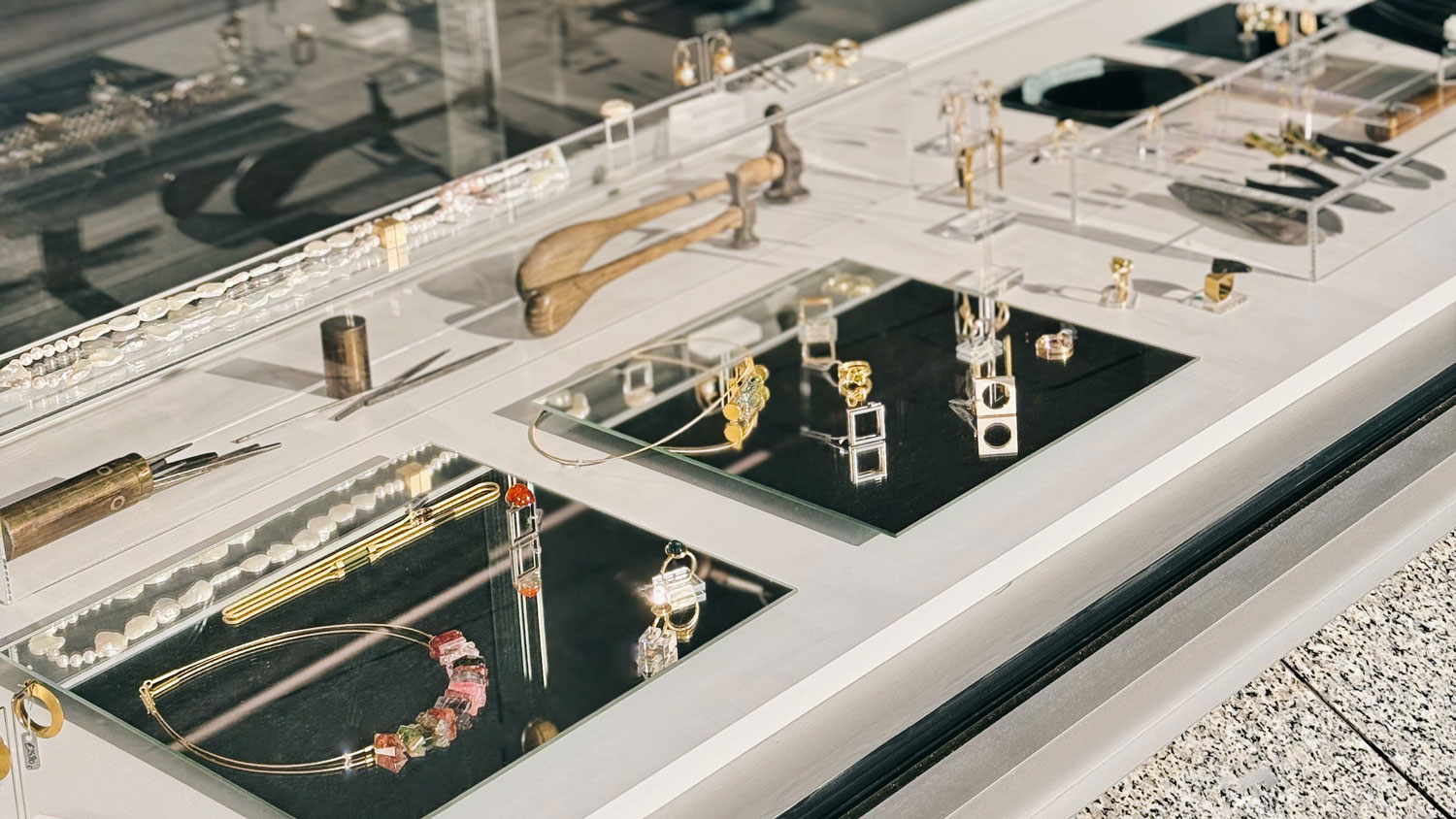 Im Schaufenster der Goldschmiede Schneider-Rappel kommen Handwerk und Design in perfekter Harmonie zusammen.