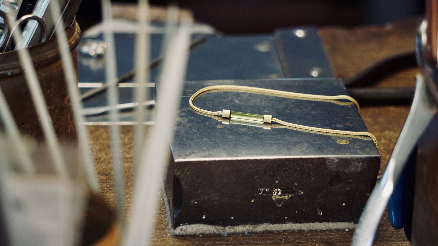 die Werkbänke: Wo seit 150 Jahren Goldschmiedekunst entsteht, verbindet die fünfte Generation handwerkliche Präzision mit frischen Ideen. 