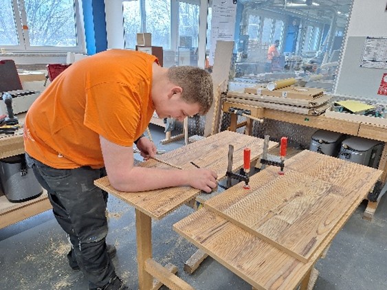Tischlerlehrling Matteo Marko bei der Arbeit.