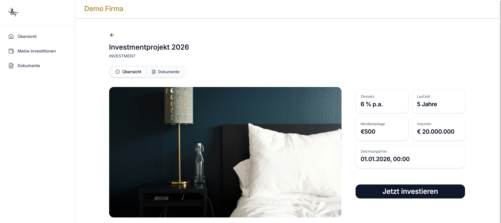 Eine digitale Benutzeroberfl&auml;che zeigt ein Investmentprojekt mit dem Titel &bdquo;Investmentprojekt 2026&ldquo;. Zu sehen sind ein gro&szlig;es Vorschaubild, Angaben zu Zinssatz, Laufzeit, Mindestanlage, Volumen und Zeichnungsfrist sowie eine Schaltfl&auml;che zum Investieren. Links befindet sich eine Navigationsleiste.