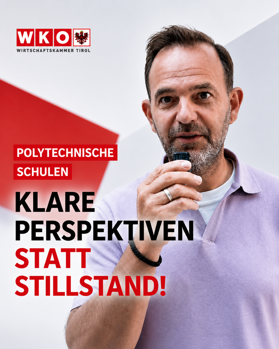 David Narr von der Wirtschaftskammer Tirol spricht &uuml;ber die Weiterentwicklung der Polytechnischen Schulen in Tirol. Social-Media-Sujet im 4:5-Format mit WKO Tirol Branding und der Botschaft &bdquo;Klare Perspektiven statt Stillstand&ldquo;. Fokus auf Fachkr&auml;ftesicherung, Bildung und Investitionen in Schulen.