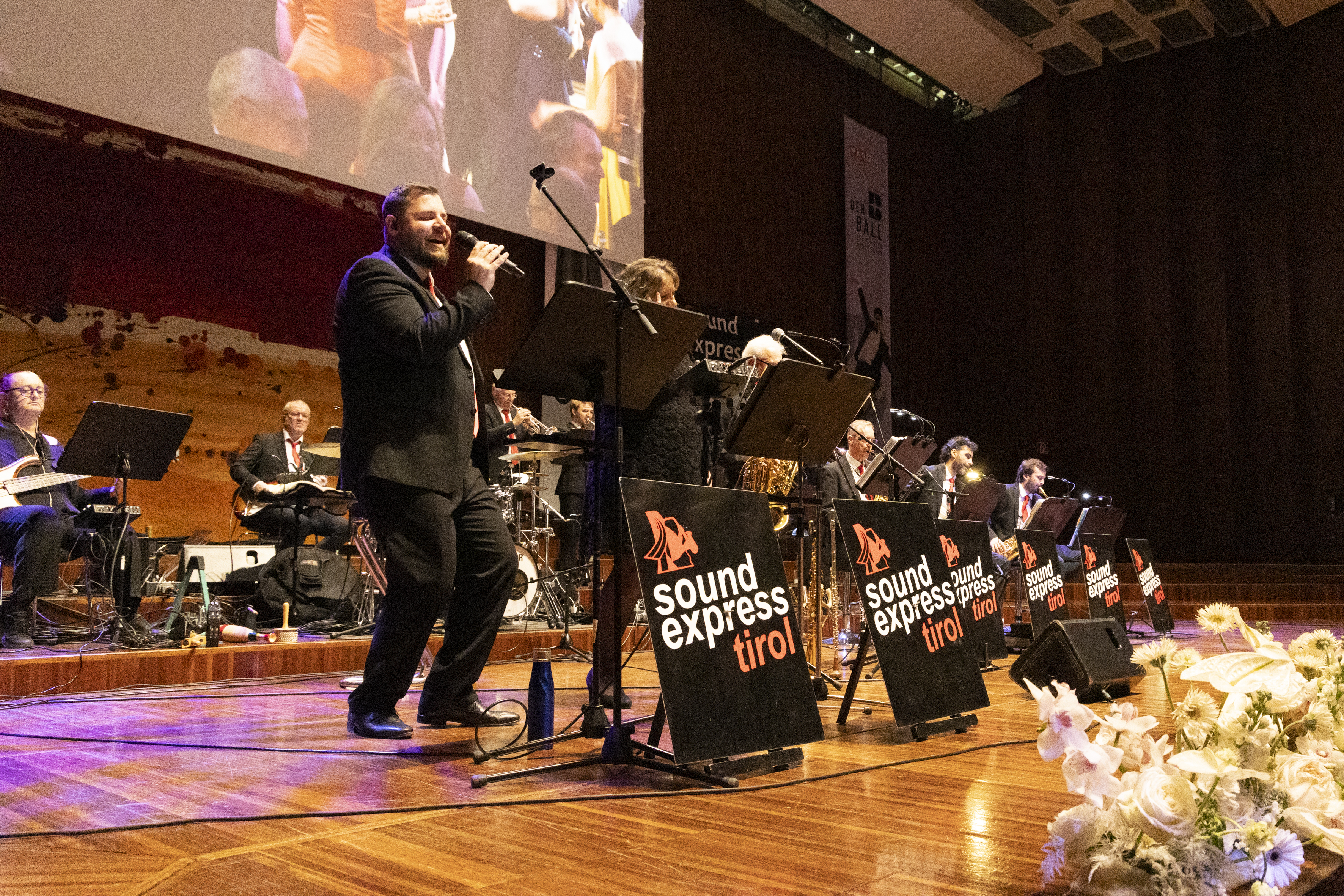 Insgesamt 5 Bands sorgten f&uuml;r viel gute Stimmung am Ball der Tiroler Wirtschaft - im Bild die Band Soundexpress Tirol im Saal Tirol. 