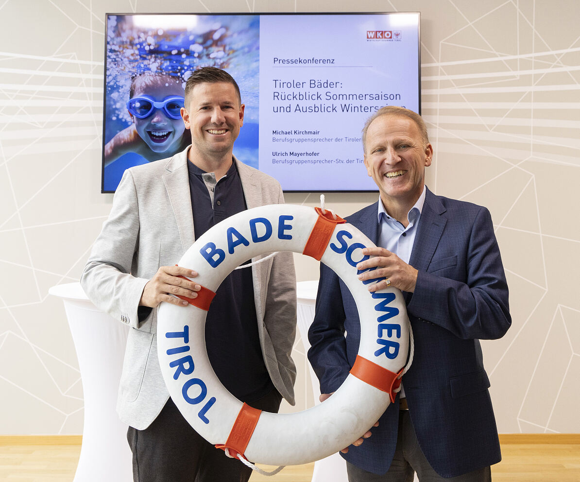 Der Sprecher der Tiroler Bäder, Michael Kirchmair (l.), und sein Stellvertreter Ulrich Mayerhofer (r.) zogen dem durchwachsenen Wetter zum Trotz eine zufriedenstellende Bilanz.