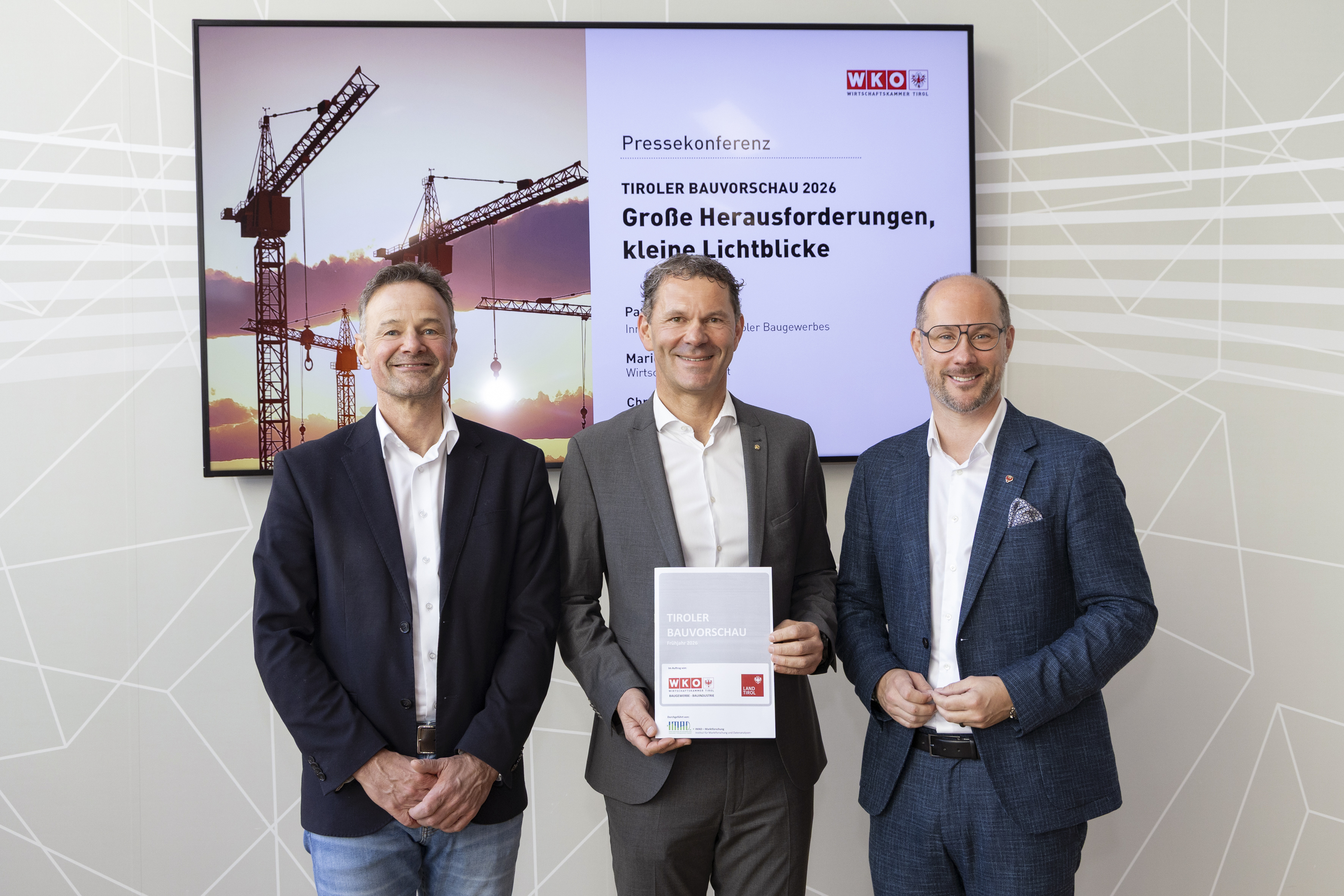Pr&auml;sentation der Tiroler Bauvorschau 2026 mit Landesbaudirektor Christian Molzer, Innungsmeister Patrick Weber und Landesrat Mario Gerber.