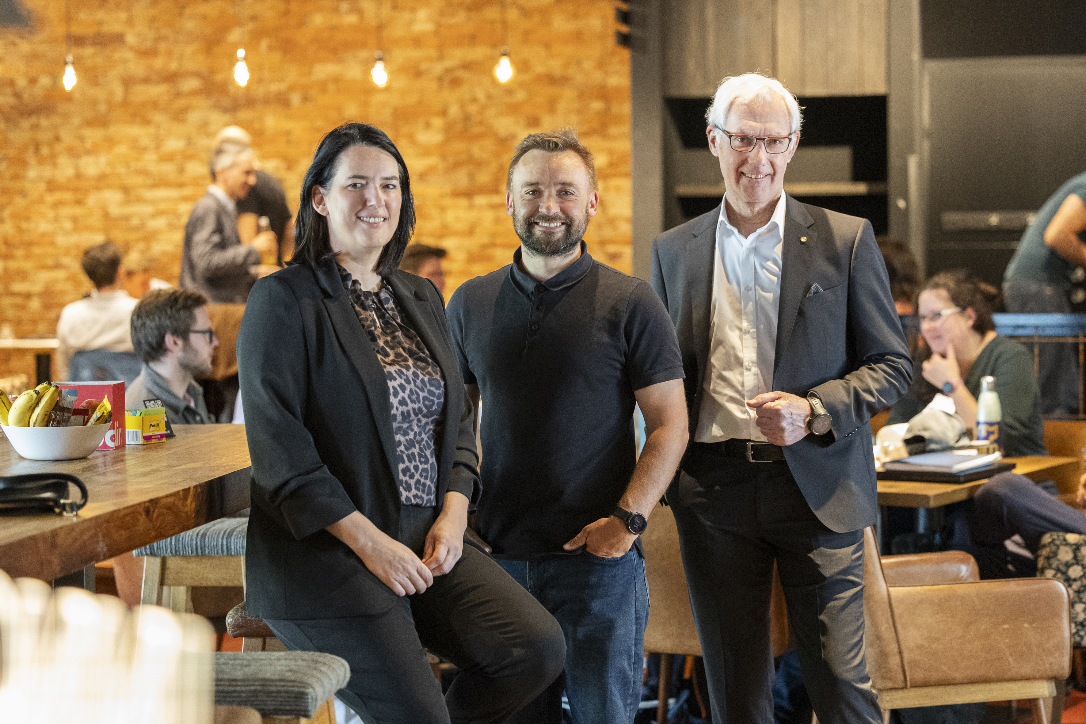 Barbara Thaler (Pr&auml;sidentin der Tiroler Wirtschaftskammer), Vizekrektor Manfred Lercher (Universit&auml;t Innsbruck) und InnCubator-Leiter Robert Schimpf gemeinsam mit den Teilnehmenden des neuen INNC-Programms beim Kick-off der Initiative.