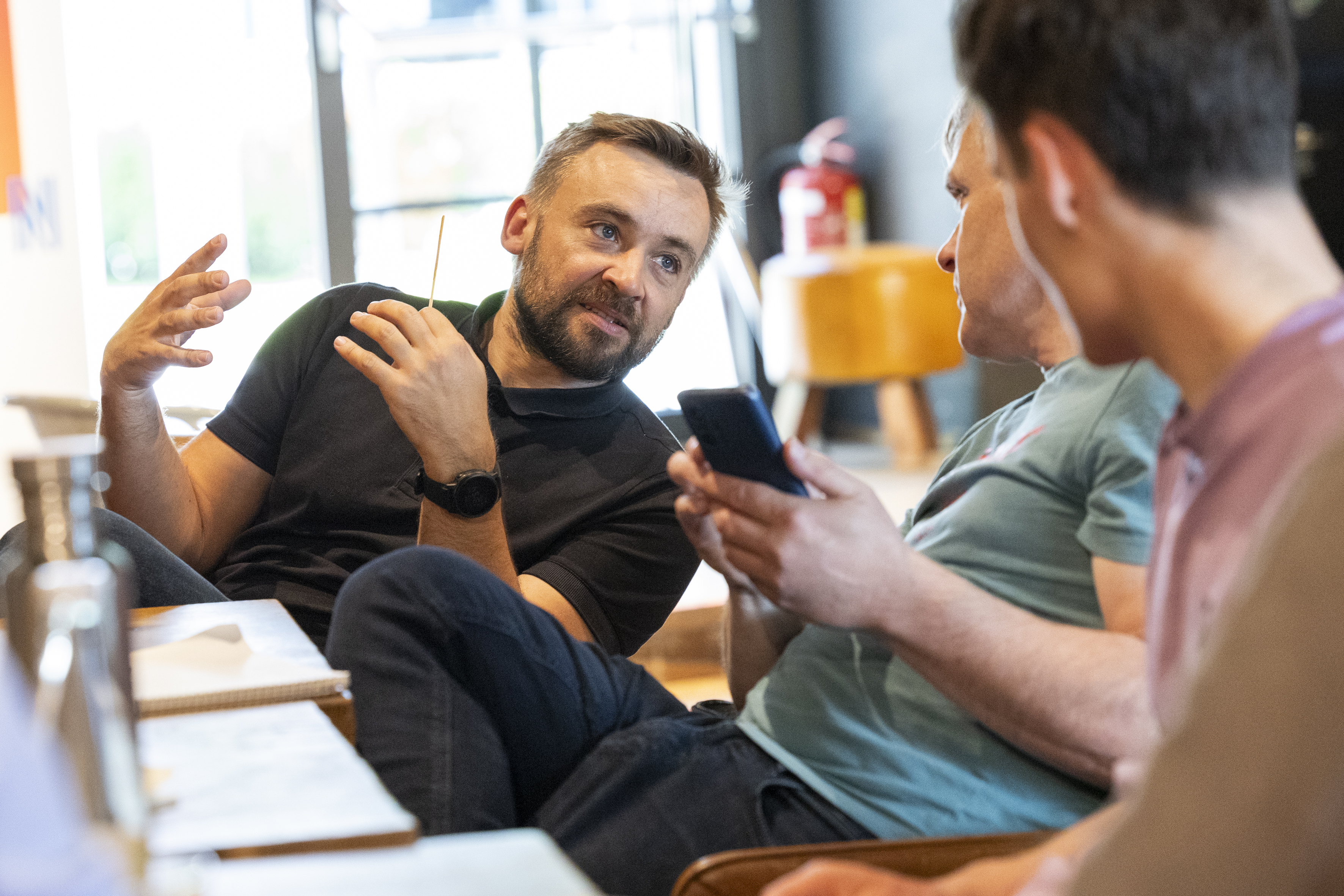 InnCubator-Leiter Robert Schimpf zusammen mit den Teilnehmenden des neuen INNC-Programms beim feierlichen Kick-off.