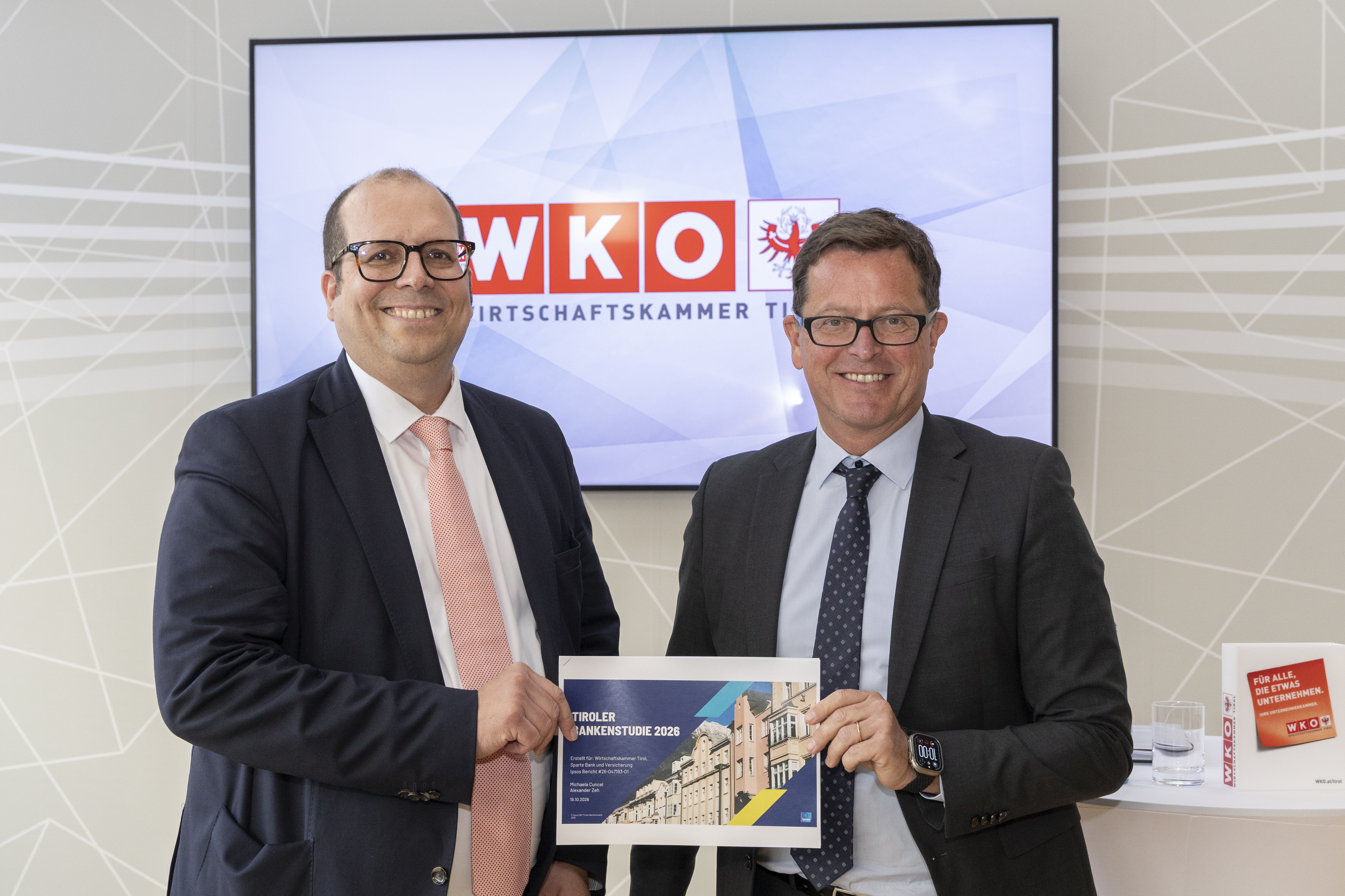 Alexander Zeh und Patrick Götz bei der Präsentation der Tiroler Bankenstudie 2026.